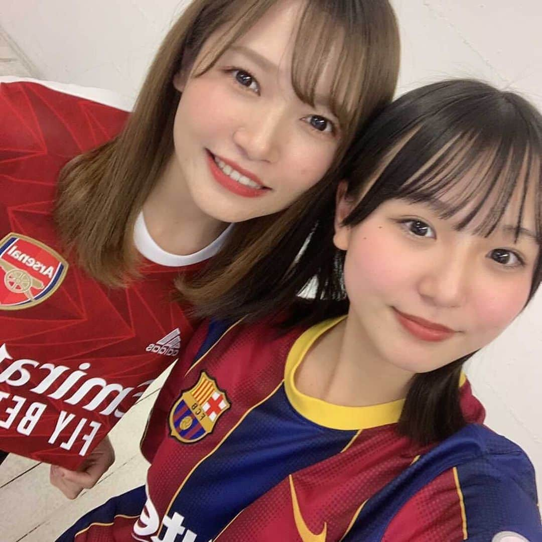 いよたなるみのインスタグラム：「⚽️🤳  東山のボランチこと榎彩咲ちゃんとの撮影です。  現役女子高生ってすごいね、かわいくてうるうるぴちぴちでレモンみたいだ🍋  ちなみに１０年前のわたしは、レモンよりもお芋さんだったよ🍠笑」