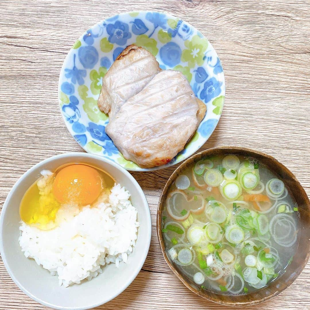 おたけさんのインスタグラム写真 - (おたけInstagram)「ダイエット飯。 何気ない1日の食事を載せます。  朝昼晩の順です。 朝時間があったらお弁当作ってもいいですね！ 余計な脂質をとらなくてすみますよ！ ご飯は150gまでにしましょうね！  全く映えないご飯ですが、こんなもんなんです😅 これを食べ続ければ痩せますよ！！  夏まで2ヶ月！ 痩せて、痩せてお友達をビックリさせましょ！！  一緒に痩せよ🤙🤙🤙  #ダイエット #ダイエット飯 #食事管理 #お弁当 #夏 #水着 #ジャンポケ #おたけ」5月21日 11時27分 - poket1202