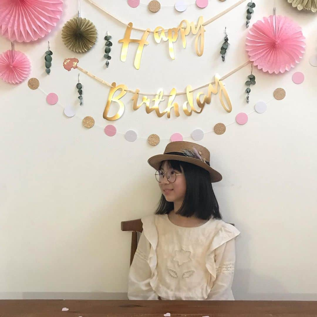 Ayakoのインスタグラム：「2021.05.20 ・ ・ 今月は娘の誕生日もありました。 ・ あっという間に11歳。 大きくなりました。 ・ 最近、心身共にぐんと成長した娘との会話が益々面白くなってきました。 ・ 夫の天然炸裂暴走も、私と違い優しく軌道修正してくれます。 ・ 最近の話だと、バラの花弁を乾燥させてポプリにしようと娘と話していた所へ夫が来て、ポプリって何？と尋ねてきたので、お湯かけて飲むんだよ！と私が茶化すと ・ あぁ！チャイ的なやつね！ ・ と、謎の納得をして姿を消したので、娘が慌てて夫を追いかけてポプリとはなんぞやを教えてあげていました。 ・ その後、ママもそんな冗談を言ったら駄目だよとたしなめられました。 ・ ・ しかし、それから数分経ち、ブフフフと笑いを堪える娘。 ・ どうしたのか聞いてみると ・ パパさ、絶対ハーブティーとチャイを勘違いしてるよね…  と、必死にニヤニヤを堪えようと、鼻を伸ばし上を向き、必死に自分と戦う娘の姿がそこにありました。 ・ ・ #頑張れ父ちゃん2021 #我が家は全力で父ちゃんをサポートします ・ ・ #誕生日#我が家の日常#子供のいる暮らし#暮らしを楽しむ」