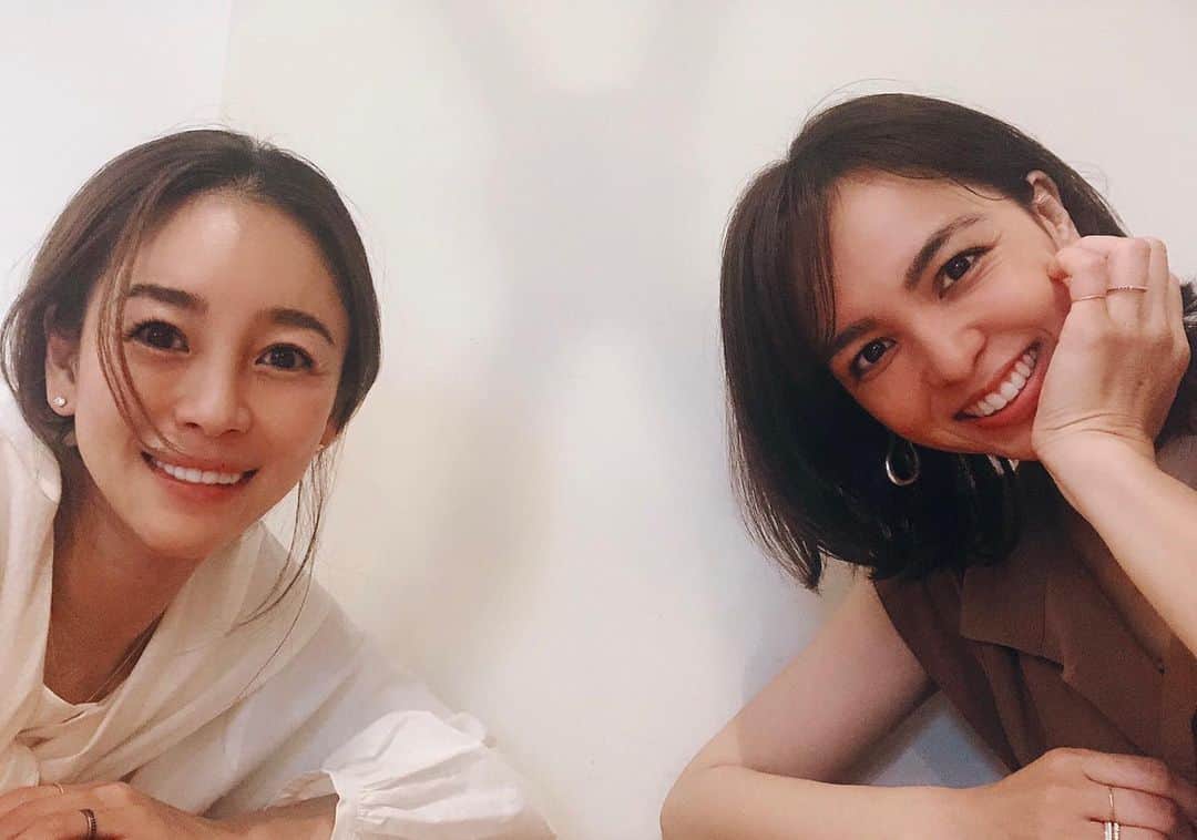 鈴木サチのインスタグラム：「. @maimiokuwa ちゃんとの駆け足ランチandミーティング🥰😘 . もー毎回笑わせてくれる😂この方、大好き😘 . . 一緒になにか楽しい事やりたいねー😘 って昔からよくワクワクしながら話してたよね☺️ . 今回もそんな話であっという間の時間✨ . . 毎週水曜日21:30〜 @abelujo でコラボライブやってまーす😊✨ . 美容、健康、子育ていろいろな事話してます😊✨ . . #ママ #ママモデル #モデル #anecan」