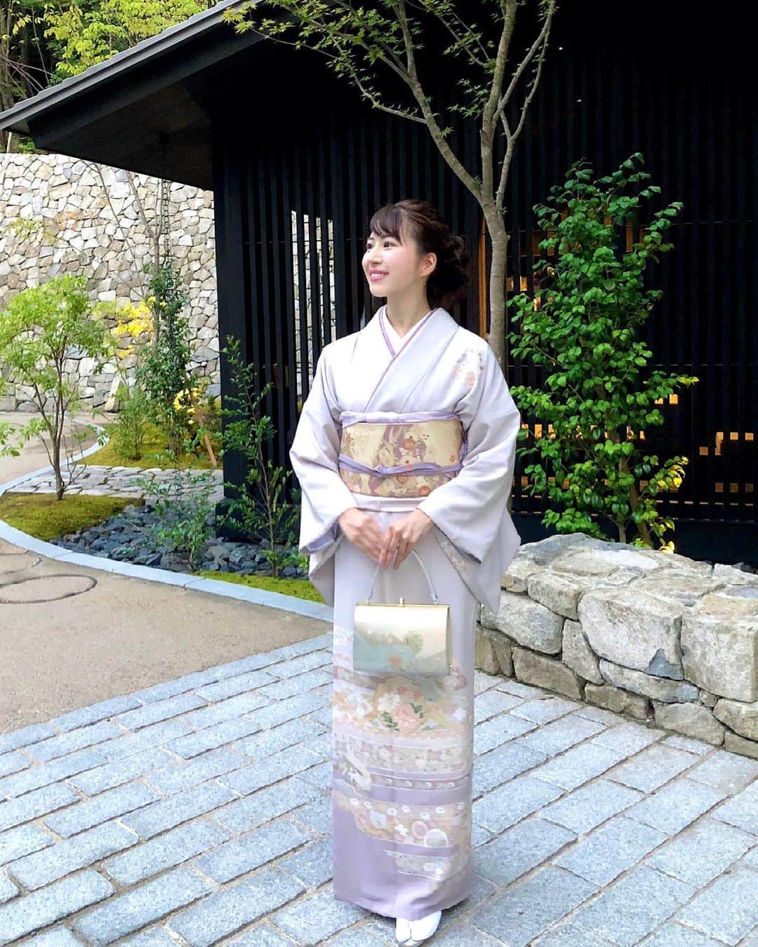 のインスタグラム：「👘🍃🤎𝑲𝒀𝑶𝑻𝑶 去年、アマン京都へ行ったときの 載せてなかったシリーズ🐾お部屋編💓 . アマン独特のシンプル且つ洗練された この雰囲気が大好きでした💕 . 特にシャワー🚿(7枚目) 細すぎてびっくりしたのを覚えています笑 こんなお洒落なシャワー見たことない🙃 . . 2.3枚目は室内で写真を撮る際に とにかく入ってと友人に言われて どこ見てるの写真になっております😗♥︎w . . . コロナが落ち着いたら また行きたいホテルのひとつです🌿✨ . . . #京都 #アマン #アマン京都 #京都散歩 #お茶会 #着物 #着物コーディネート #京都ホテル #着物ヘア #着物女子 #和服 #グレーコーデ #京都観光 #京都旅行 #着物好き #そうだ京都行こう #京都行きたい #コロナが早く終息しますように  #kimono #kyoto #kyotojapan #amankyoto #aman #amanresorts」