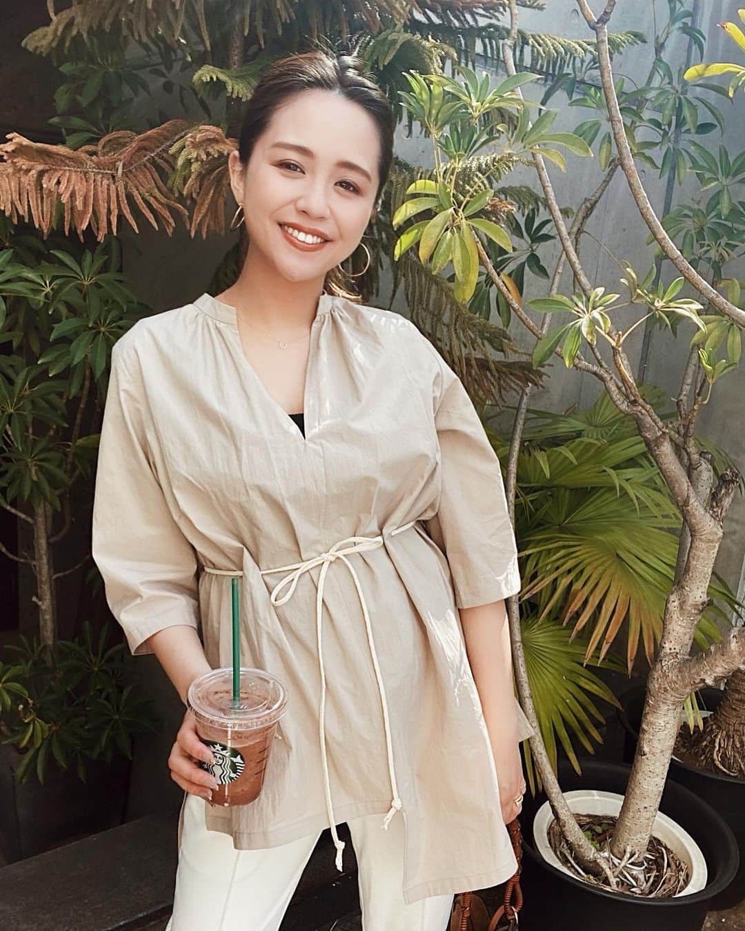 山本いさ奈さんのインスタグラム写真 - (山本いさ奈Instagram)「シャツ好きさん、二の腕隠したい方必見🙈🤍 スキッパーシャツなので抜け感も出て、体型カバーもしてくれる優秀な1枚😉🤞🏻  スウェードの三つ編みの紐も可愛いんだぁー🤤💕  ボトムはマタニティ用でスイートマミー？だっけ？ そんな感じのところで購入したよ🤰🏼💓  #WM#fashion#coordinate #シャツコーデ#スキッパーシャツ」5月21日 12時11分 - _____isana_____