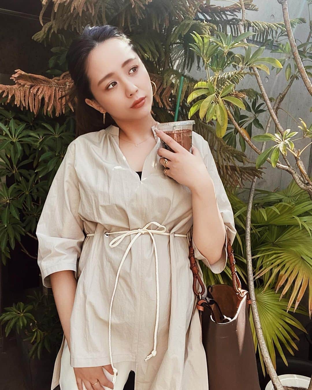 山本いさ奈さんのインスタグラム写真 - (山本いさ奈Instagram)「シャツ好きさん、二の腕隠したい方必見🙈🤍 スキッパーシャツなので抜け感も出て、体型カバーもしてくれる優秀な1枚😉🤞🏻  スウェードの三つ編みの紐も可愛いんだぁー🤤💕  ボトムはマタニティ用でスイートマミー？だっけ？ そんな感じのところで購入したよ🤰🏼💓  #WM#fashion#coordinate #シャツコーデ#スキッパーシャツ」5月21日 12時11分 - _____isana_____