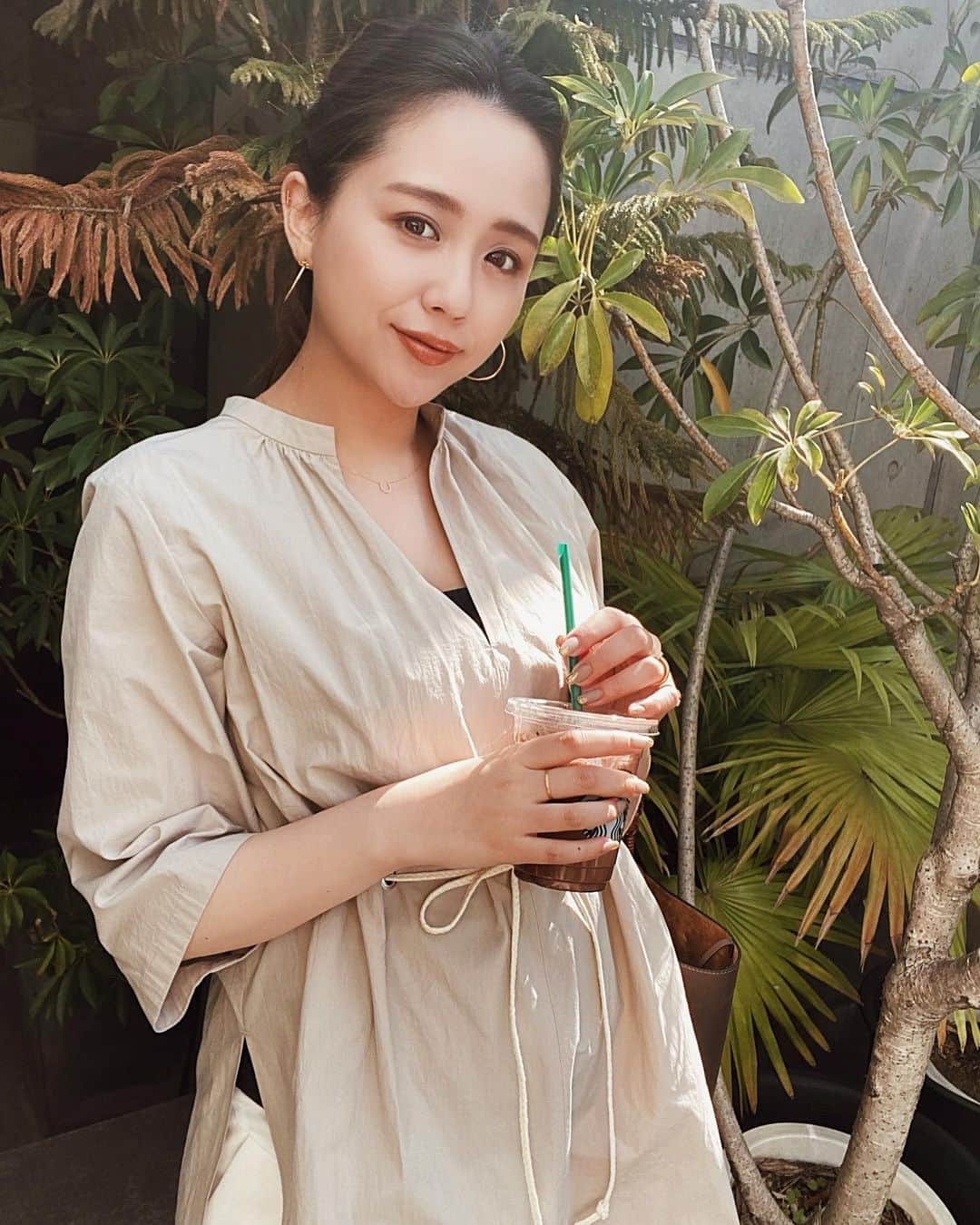 山本いさ奈さんのインスタグラム写真 - (山本いさ奈Instagram)「シャツ好きさん、二の腕隠したい方必見🙈🤍 スキッパーシャツなので抜け感も出て、体型カバーもしてくれる優秀な1枚😉🤞🏻  スウェードの三つ編みの紐も可愛いんだぁー🤤💕  ボトムはマタニティ用でスイートマミー？だっけ？ そんな感じのところで購入したよ🤰🏼💓  #WM#fashion#coordinate #シャツコーデ#スキッパーシャツ」5月21日 12時11分 - _____isana_____
