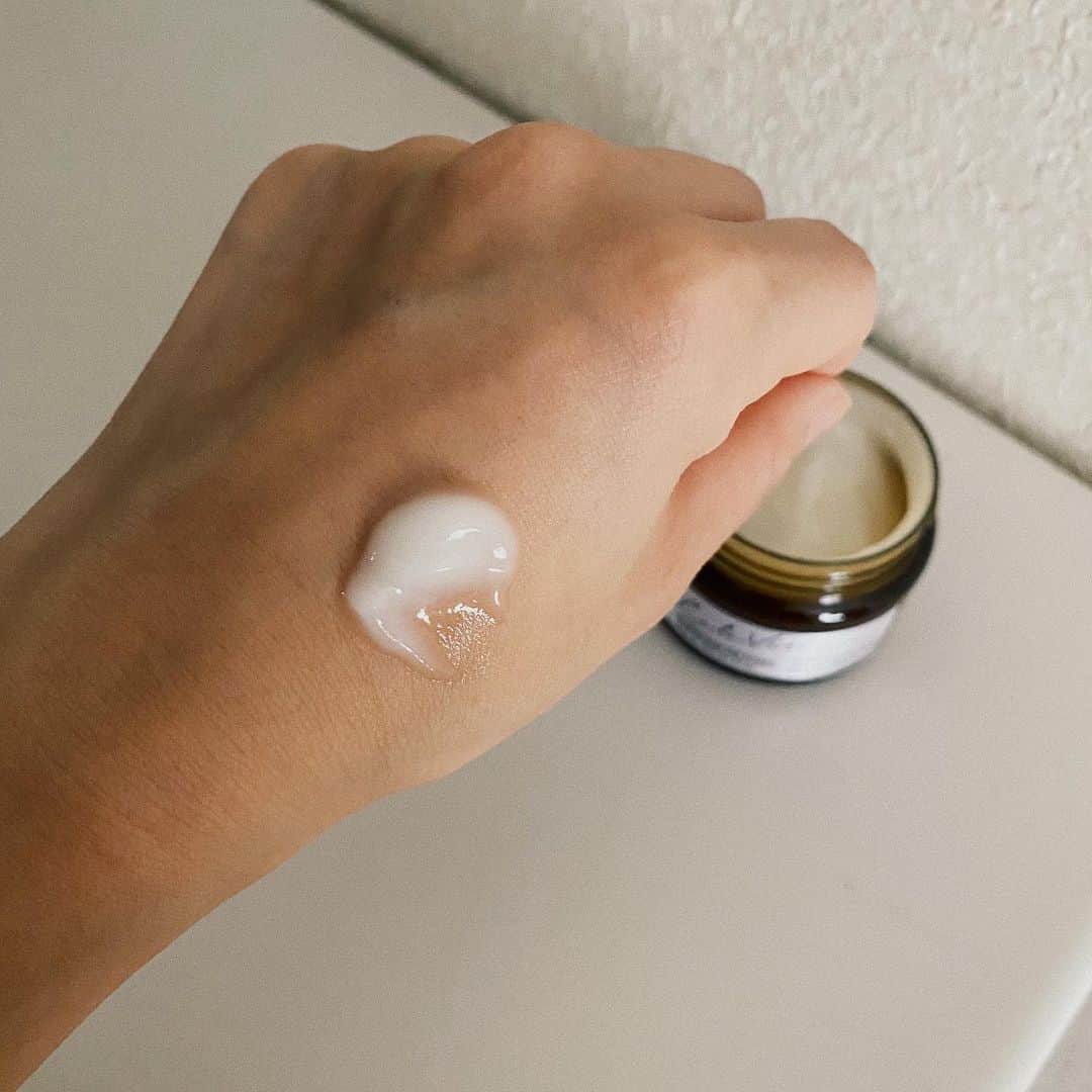 Eri Koyamaのインスタグラム：「. 30歳手前にして 肌が一気にくすんできた気がして 最近続けてみてるクリーム🧴  スキンケアにオイル系は苦手だけど これはそれっぽさ全くなくて 肌への密着具合も好みだった◎  スパチュラが磁石で蓋にくっつくから 置き場に困らないのが👏🏻  #lalavie #ララヴィ #オイルイン美容 #ララヴィブライトニングジェルクリーム #partnershipwithlalavie」