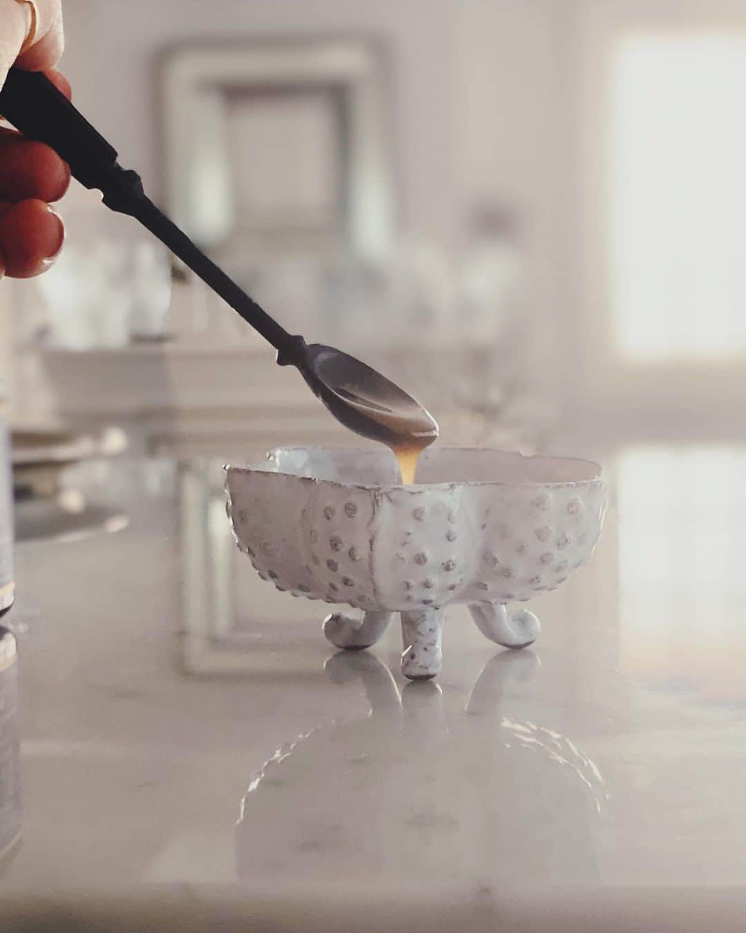 白澤貴子のインスタグラム：「One spoon manuka honey before bedtime. It's my new night routine.  最近急にハチミツにハマっています。  アレルギー体質でよく浮腫む私へ非加熱の上質なハチミツがいいとアドバイスいただいたのをきっかけに、眠る1時間ほど前にひと匙のハチミツを摂ると睡眠の質が向上して痩せるなんていう気になりすぎる情報まで見つけて。  以来、毎晩マヌカハニーを口にふくむのが私の甘い習慣。  スプーンは金属ではなく木が良いのだとか。  普段は115+、少し体調に不安がある夜は400+や573+とMGOのグレードを使い分けて。  ここ最近の少しだけ過酷な毎日でも体調を崩さずいられるのはこれのおかげかも。  ちなみに昨日5月20日は #世界ミツバチの日 なんだって。  我が家のバルコンに遊びに来る子たちといい、ゲランのプロダクトといい、最近ハチに御縁があるな🤍  #PRじゃないよ」