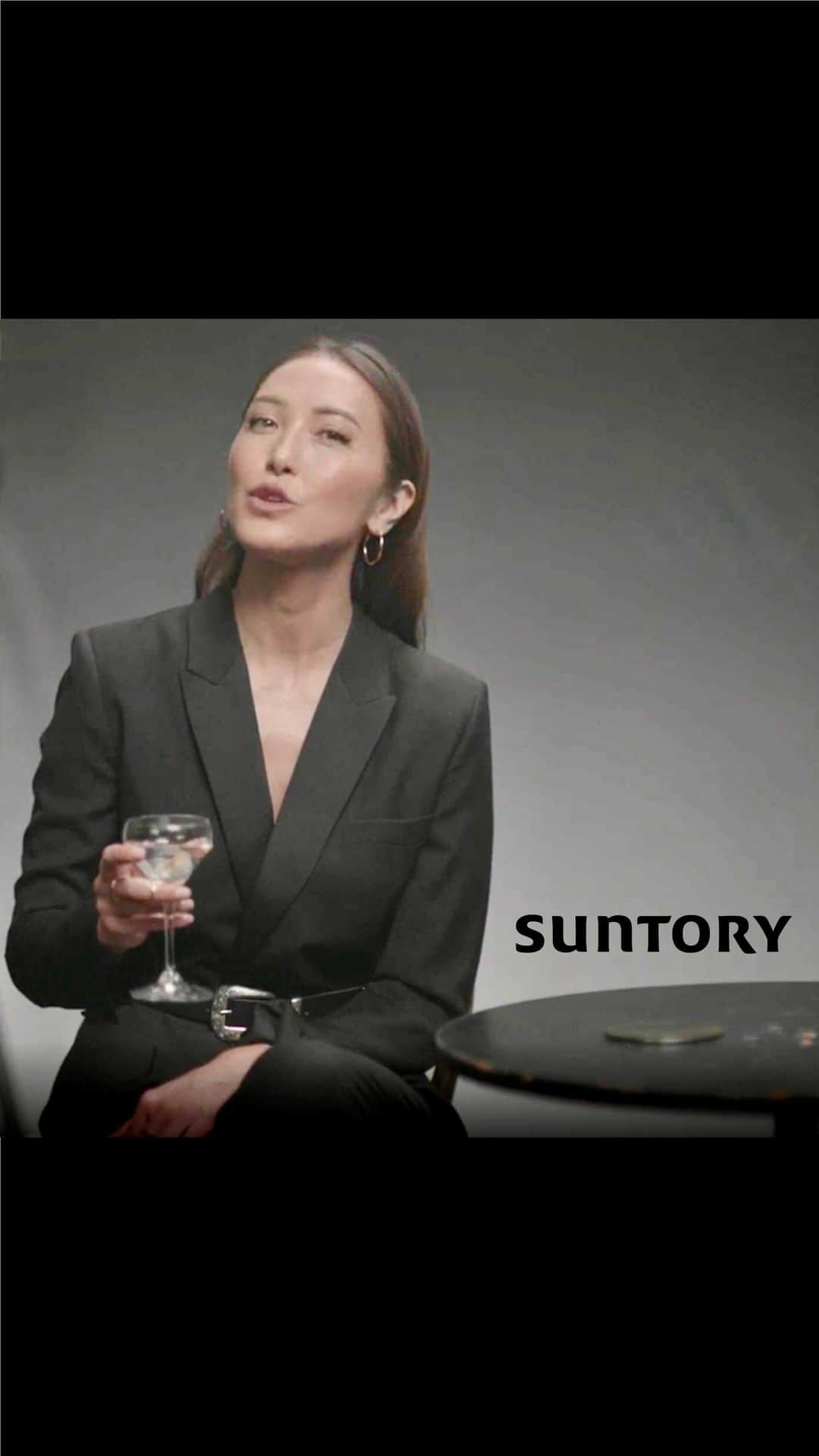 キャンディス・クマイのインスタグラム：「Excited to announce I've joined the Suntory family: a legacy brand my Japanese Grandfather celebrated with at his art exhibition parties..   Continuing this legacy with @suntoryhakuvodka Suntory's foray into the purest vodka made of 100% white rice and koji.   We are defying definition through: keeping tradition, integrity, and this legacy, alive.   You have not yet heard of my interviews and stories of how much suppression and difficult times I have faced as a mixed, Asian-American.   Suntory and I share the same values, humility, grace, decorum and working with your head down -- to let your work speak for itself.   To every young girl out there: you don't have to be loud, explicit, or vulgar, you can be quiet, decorated and educated. My commitment to serving my community, of Asian-Americans and marginalized voices stands: I'm so proud and honoured for this moment --   In hounour of AAPI month: If you feel inclined: TEXT HAKU TO: 20222 to donate $20 to National Ace + help out marginalized business//voices.   🎥 by @steventaylor @dabrundage  Hair and MU @sandyganzer @nikkiolmoshair  Wardrobe @wymanchang   @suntorywhisky @suntoryhakuvodka @suntorywhisky_hibiki @national.ace @_dr_woo_ @dabrundage 👌🏼🙏🏼」