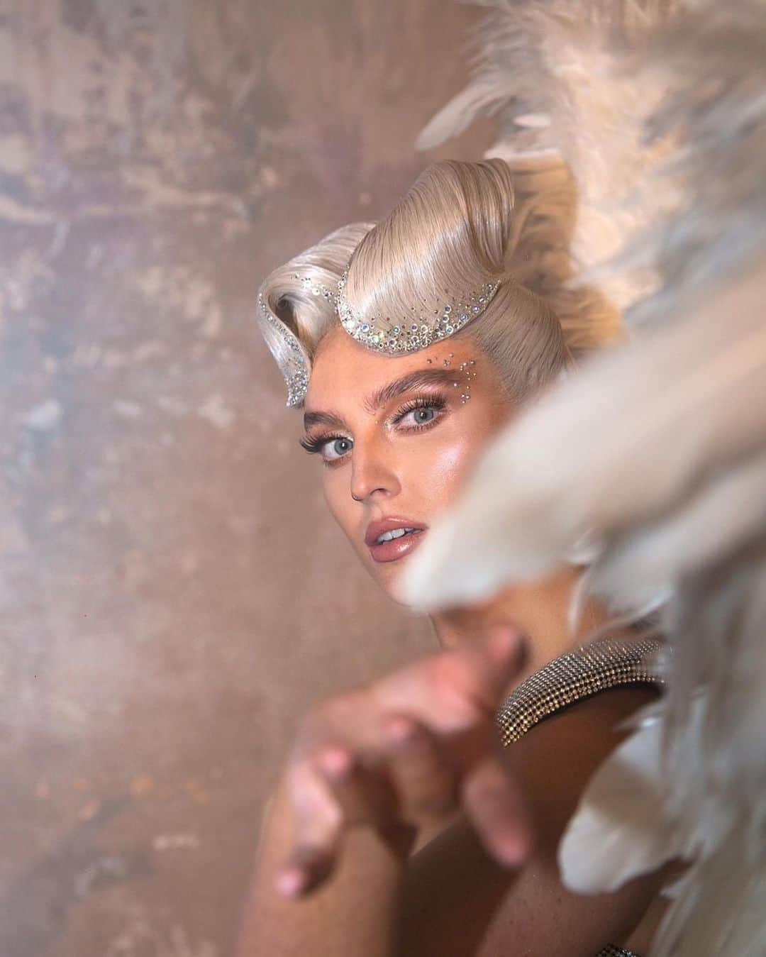 ペリー・エドワーズさんのインスタグラム写真 - (ペリー・エドワーズInstagram)「Her name was Perrie, she was a showgirl, her dress and wings weighed a ton but she bossed it like a hun 🎶」5月21日 23時20分 - perrieedwards