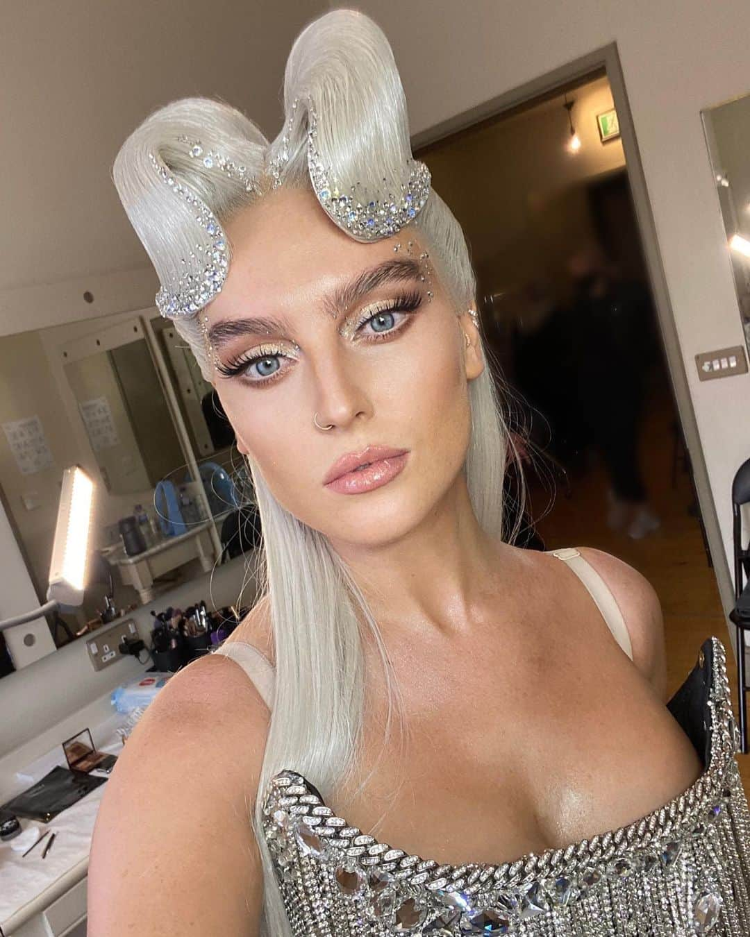 ペリー・エドワーズのインスタグラム：「Her name was Perrie, she was a showgirl, her dress and wings weighed a ton but she bossed it like a hun 🎶」