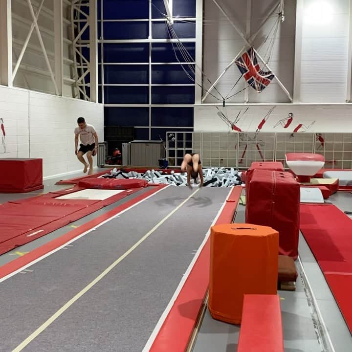エイミー・ティンクラーのインスタグラム：「First time doing a double layout since having 3 ankle surgeries back in 2018 and after not training since 2019... not too bad I don’t think? ✌🏼」