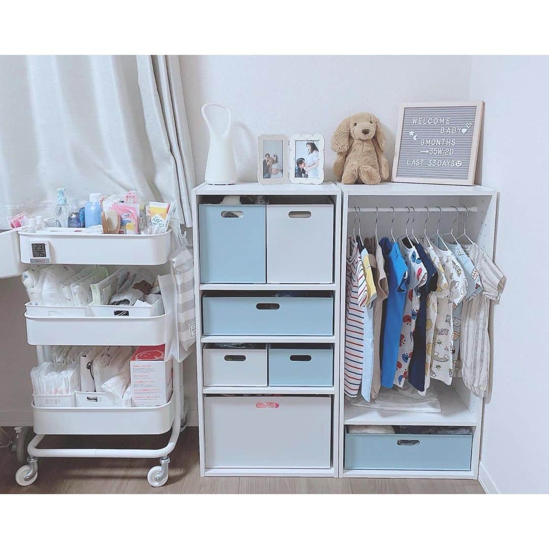 大本梨帆のインスタグラム：「ベビークローゼットとベビーワゴンほぼ完成💗 BOXはブルー×グレーにした✨✨ ワイドサイズのカラーボックスが欲しかったんだけど在庫なくて諦めた😂😂 こゆの一個一個出来上がるたびにあともう少しなんだなーって実感👶🏻💓 #ベビークローゼット #ベビーワゴン #プレママ #35w #35週目 #マタニティライフ #妊婦生活 #妊娠9ヶ月 #ワーママ #産休まであと1週間」