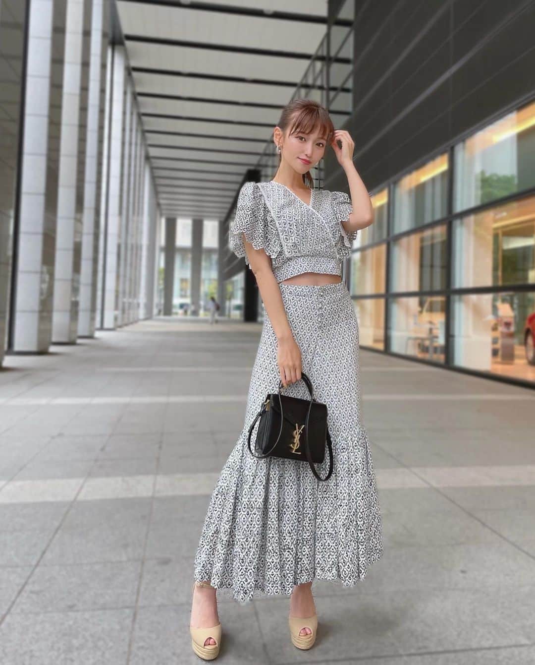 のインスタグラム：「展示会で可愛いと思ったけど 着てみたら もっと可愛かった🥺💙🌼🌼  このトップスも背中がとっても可愛いから今度載せるね🌷  ボタンが横にくるはずのスカート 悩んで前にしたら間違えてた🤭  #引地裕美 #モデル #rq #レースクイーン  #UMine #mercuryduo #マーキュリーデュオ #リゾートワンピース #ワンピース  #얼스타그램 #照片 #粉我  #ゆうみ服 #패션스타그램 #데일리코디 #패션 #时装」