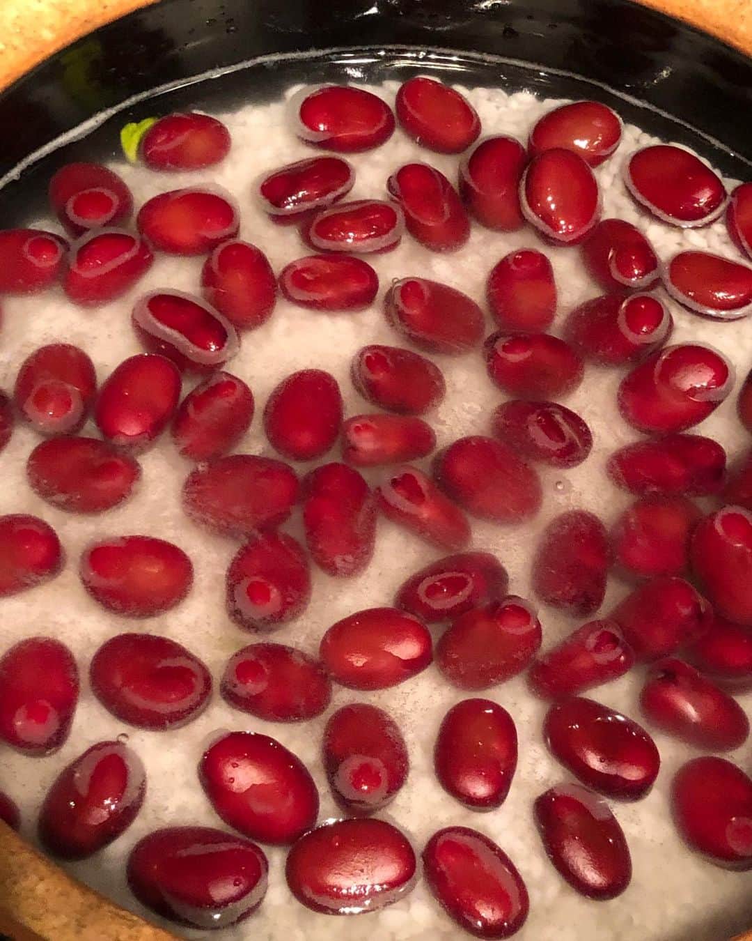 甘糟記子さんのインスタグラム写真 - (甘糟記子Instagram)「昨日の夕飯( ^ω^ )  愛足るベジタブル　@italvegetable さんから届いた赤い空豆、紅姫空豆でご飯！  普通のそら豆と違って皮ごと食べられるそうです。 炊くとお赤飯みたいにご飯に色がつきます。 味は甘味もあり、そら豆の香りが少し口の中に残る感じかな？ そら豆苦手な人でも全然食べられれと思います(๑>◡<๑)  味はシンプルにお塩と少しだけ六助の塩を(o^^o)  豆むきはまた息子殿にやってもらったよ(о´∀`о)  炊き上げが碁石が並んでるみたいで笑えた（笑）  そしてこないだからテレビCMでミツカンのカンタン酢で料理したいと言ってた息子殿。  夕飯に油淋鶏を作る予定だったので、1枚多めに鶏肉を買って作らせてあげました(o^^o)  計量カップの意味からわからないし、火の付け方も忘れてたけど（笑）、本当に鶏肉焼いてお酢入れて煮詰めるだけだったので簡単にできました\(//∇//)\  しかもこれがなかなか美味しくて、グッド！！  私ならお酢と一緒にニンニク少し入れて煮詰めるな〜と次回への助言をしておきました（笑）  最近は便利な調味料がたくさんあるから、子供もやる気でますよね(๑>◡<๑)  私も使わせてもらおうっと\(//∇//)\  #甘糟ご飯#ご飯#家ご飯#夕飯#油淋鶏#炊き込みご飯#土鍋ご飯#豆ご飯#赤い空豆#空豆#息子殿姫#息子殿#食育#カンタン酢#ミツカン酢 #紅姫空豆」5月21日 16時00分 - norihey924