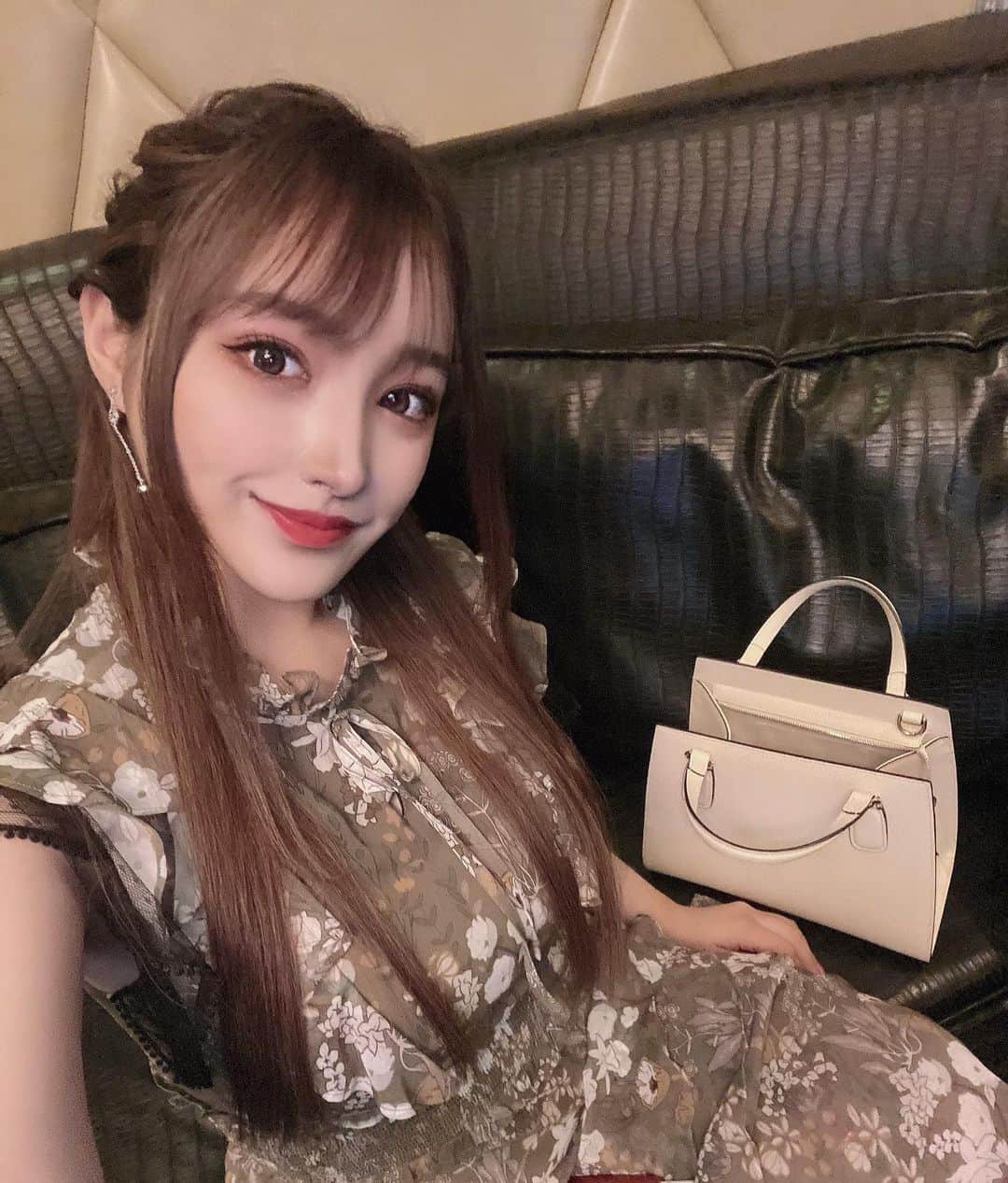 吉川陽多のインスタグラム：「. ツヤ肌コラーゲンリフトとボトックス打ったから 顔小さくなってきた！！ まだまだ小さくなるらしい！素敵💗 @dr_natsu_fit 先生 ありがとうございます💗 . #小顔 #ツヤ肌コラーゲンリフト」
