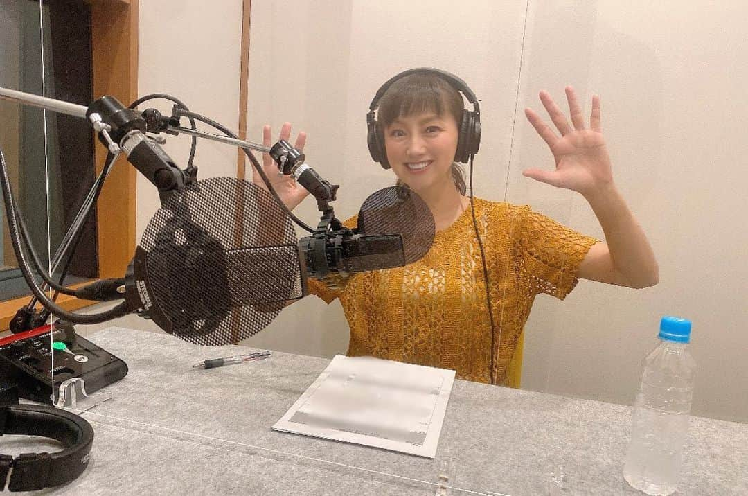 福島和可菜さんのインスタグラム写真 - (福島和可菜Instagram)「どーも🙌 胸だけ痩せました福島和可菜です😂😂😂（笑） ↑ （パットないだけ😂😂😂）  傘が欠かせない今日この頃🌂 梅雨突入かな☔️  潤っていきましょーう😆  雨で濡れると寒いけど、 気温は高いので半袖でも全然大丈夫👍  イエローの元気カラーで、 今日も全力じゃー‼️‼️‼️  #ファッション #半袖 #in #studio #写真 #indoor #Love #outdoor #雨 #rain #day #潤い #心は #快晴 #yellow #happy #color #マイク #Water #🎙 #☔ #☀ #🙌 #😊 #✨ #❤️」5月21日 16時29分 - fukushimawakana