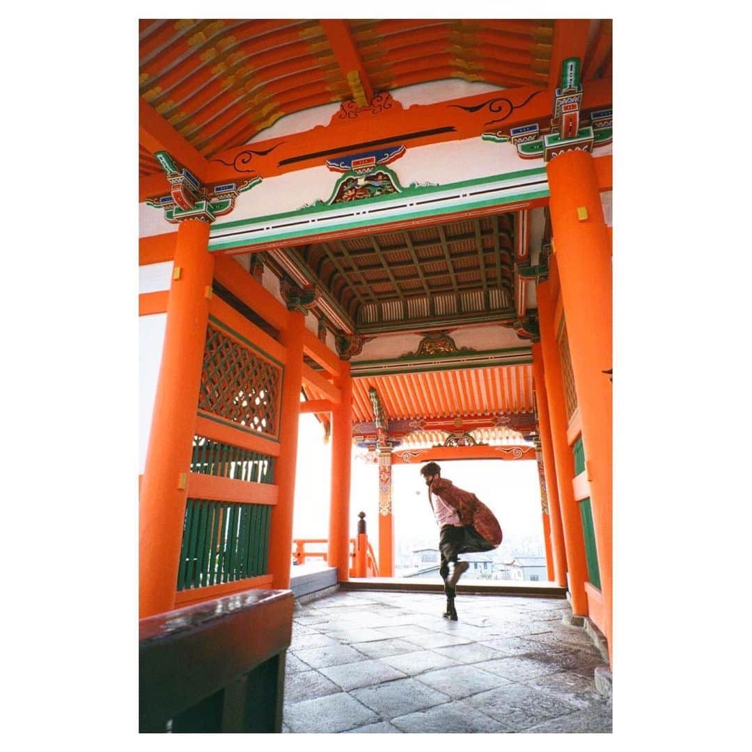 石橋穂乃香さんのインスタグラム写真 - (石橋穂乃香Instagram)「2021年3月11日に 京都の清水寺で行われたパフォーマンス「Re: Incarnation」に、スタッフとして参加させていただきました。  未來さん、京都とのご縁から、 沢山の刺激的な新しい出逢い、 きゅうかくうしおメンバー楽ちゃん・旧友の関根光才さんとの再会など、個人的にかけがえのない時間でした。  そして清水寺で舞う、未來さん、大ちゃん、こうくんの身体の美しさと言ったら…！  そのドキュメンタリー映像が、5/23(日) 9:10/ 15:10/ 21:10/ 翌5/24(月)3:10にNHK WORLDにて放映されます。 NHK WORLDと検索していただければ、インターネット、アプリなどから見て頂けます！  私も全貌は観れなかったのですが、美しく貴重なパフォーマンスを是非、見てください。  #森山未來 #清水寺 #京都 #NHKWORLD #filmphotography #honophoto」5月21日 16時48分 - honoohno