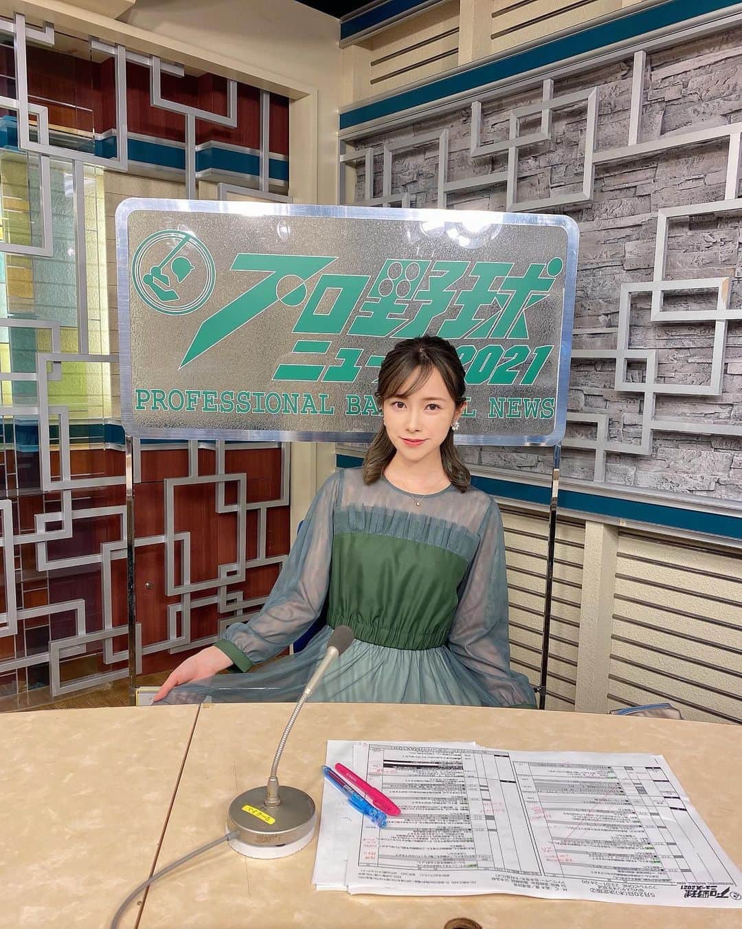 黒澤詩音のインスタグラム：「#プロ野球ニュース ⚾️  昨日は、#里崎智也 さんの45歳のお誕生日🎂 番組一同からのプレゼント渡しのプレゼンターを務めさせていただきお祝い👏 私からの贈り物は、🎂型のチョコレートを。  おめでとうございます👏 の時に、フジテレビスポーツ部内の周囲の他の番組チーム内からも拍手が👏 里崎さんのお人柄ですね✨  さー、切り替えて #競馬 🏇の準備中です✊  #衣装提供 @replete_official  #リプリートドレス 👗 シックなカーキのワンピースをお借りしました。胸元のオーガンジー のフリルが素敵でした✨  #フジテレビ #フジテレビone #プロ野球 #野球 #tv #衣装 #アナウンサー #アナウンサーコーデ #千葉ロッテマリーンズ」