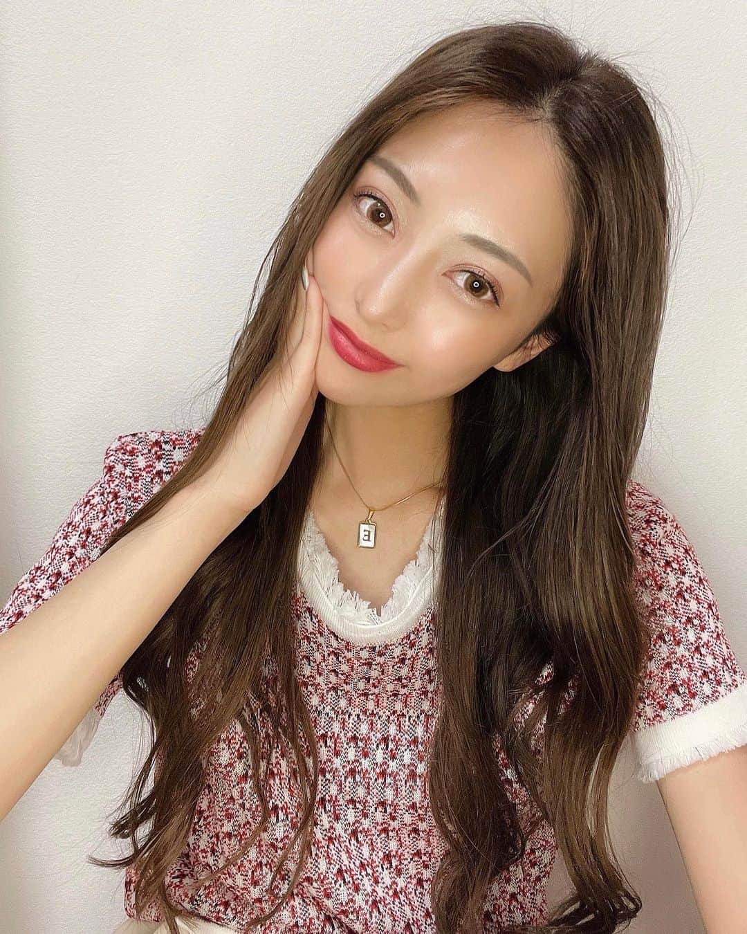 のインスタグラム：「・ ・ めっちゃメイク薄いw そしてリップピンクにしたら 口だけ濃くなりました🙃💋笑 肌の調子が良すぎる🍀 (ハイライトのスキンケア見てね♥) ・ 最近つけてるこのネックレスは @summerycoco_official です♪ えりかは白の方にしたけどゴールドも買う💎 アクセサリーって何個あっても集めたくなるぅ。 ・ #necklace #gold #goldnecklace #goldaccessory #summerycoco #アクセサリー #ネックレス #ゴールド #ゴールドアクセサリー #イニシャル #イニシャルネックレス #ゴールドネックレス」