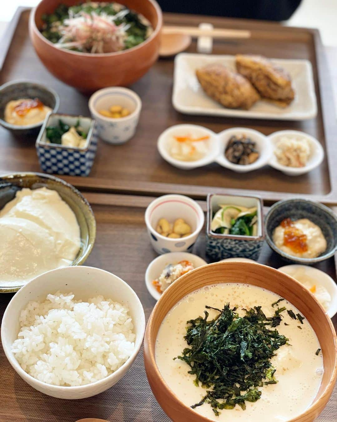 猫沢エミさんのインスタグラム写真 - (猫沢エミInstagram)「湯河原の妹分、あきちゃんと食べた湯河原十二庵の豆腐づくし御膳の美味しかったこと👀✨  特にね〜、手前右側の納豆汁（と銘打ちながら、汲み上げのとろとろ豆腐に納豆を入れた、ほぼ豆腐のレアポタージュみたいなもの）がたまらぬ美味しさ！  おそらくこの一食で、今月分の総豆腐量をすべて摂取しました、私。  さて、天候も不安定だし、そろそろ東京へ戻るかな。  おとなの旅は、無理せず早めに家に着いて、のんびり住処を整える時間も含めて旅だよ。  一泊だけだったけど、すごくリフレッシュした〜。小さな方位替えって効く。理屈じゃ解消できないあれこれを払拭してくれる。  ま、こんなご時世なので、きちんと安全確保&マナーを守って、ね。  #猫沢銘店　#東京下町時間」5月21日 17時48分 - necozawaemi