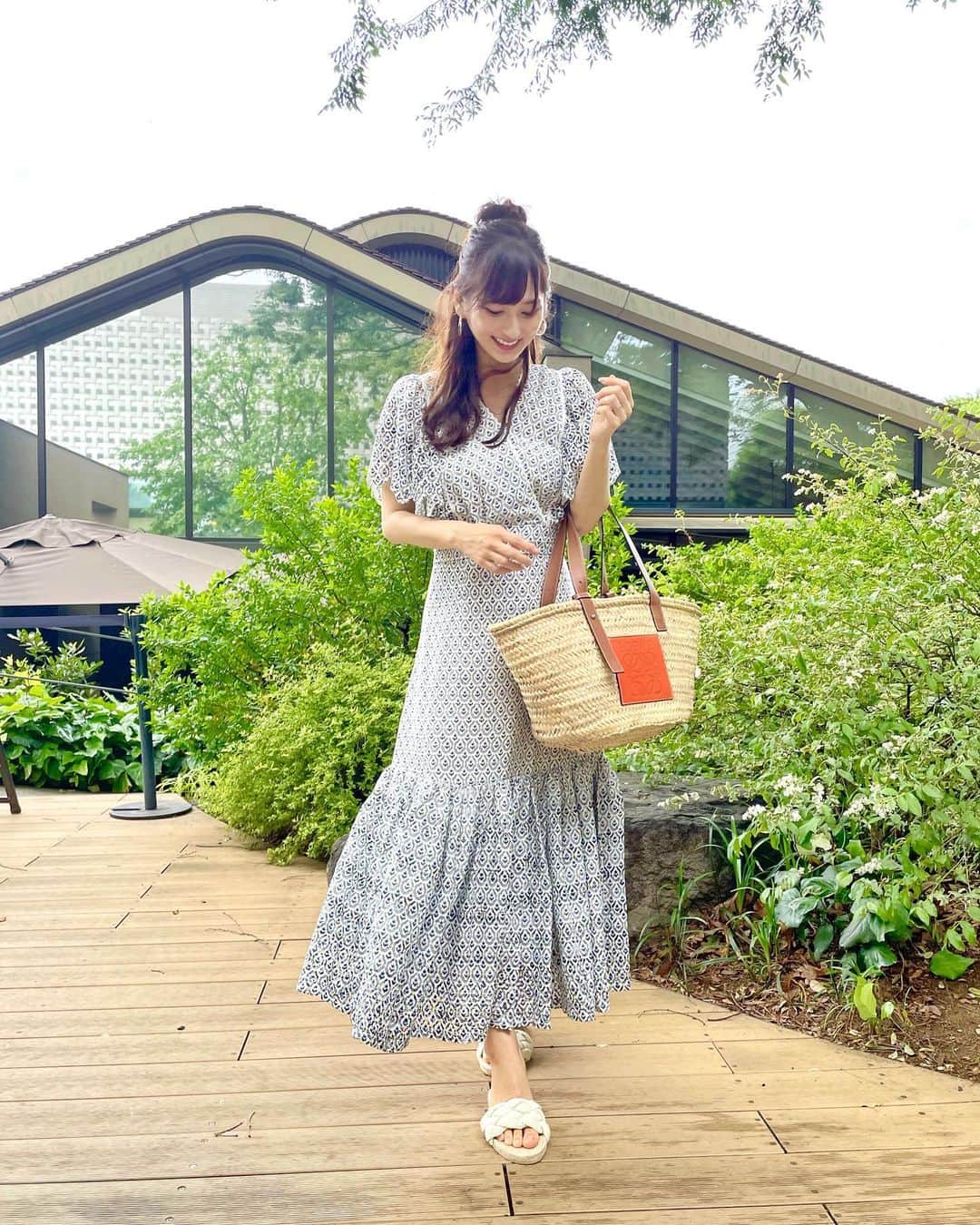 のインスタグラム：「母と朝んぽ🌿🍃 雨の日が続きますが、曇りのタイミングを狙って 息子を連れてお散歩してます🤍  写真のお洋服はMERCURYDUOのもの✨ このタイルのようなオリジナルプリントに一目惚れ！ スカートとセットアップにして着てみました😮‍💨  tops & skirt @mercuryduo_com #mercuryduo  bag @loewe #loewe shoes @zara #zara  ちなみに最近ベビーカーの形をA型→B型にかえたのですが これまで通りご機嫌で乗ってくれています👶🏻 お外がより見えるようになって楽しいかな👀🌱  息子は生まれる前も生まれてからもずっと 私にとって親孝行な子で、毎晩よく寝て、 ほぼ泣かず、お外でもニコニコしてくれて 本当にいつも助けられて、癒されています🥲 毎日幸せをありがとう👼✨✨  #coordinate#ootd#Japanese#japanesegirl#instafashion#rubi_fashion#男の子ママ#新米ママ#東京ママ#夏服#新作#오오티디#아웃핏#マーキュリーデュオ#セットアップ#カゴバッグ#バスケット#ロエベ」