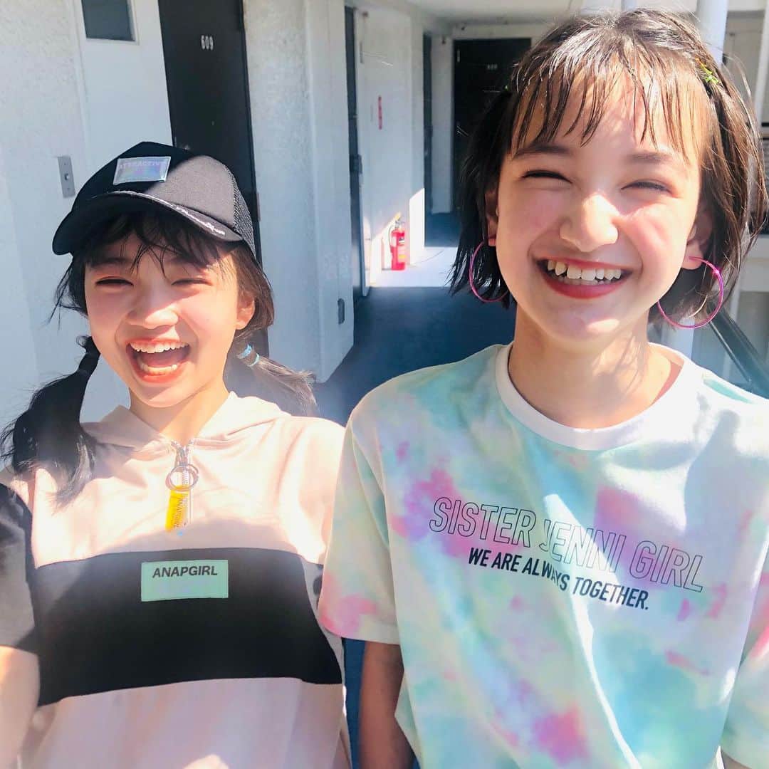 ニコ☆プチのインスタグラム：「😘😘  じめじめな梅雨だけど 元気にがんばっていこーね🥳☀️  夏服見てるだけでもテンションあがる〜〜！🌻🌺🌈🍦  超はっぴーなキノリナ☺︎☺︎  #川口莉奈 #土屋希乃」