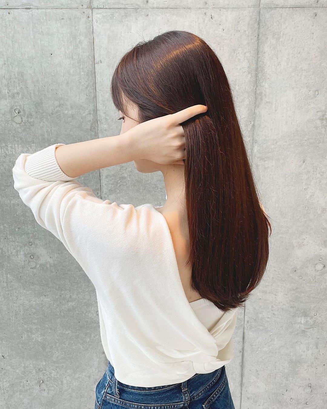 伊藤沙織のインスタグラム：「4リピート目のハーブガーデンが4月26日にブランドリニューアルしてブランド名が「ハーバニエンス」に生まれ変わりました🌱  「オーガニック原料を使用したハイクオリティ」「人と地球にやさしい安全性」「サロン品質の使用感と効果性」の追求は変わらずに、ロゴ、パッケージのデザインのリニューアルや成分のグレードアップしたそうです🌿    お肌と同じアミノ酸の洗浄成分も入っているため、濃密な泡は髪や頭皮に優しいのに皮脂や汚れをしっかり落としてくれます🧴💭  美容液のように頭皮に良いものがたくさん入っているので、頭皮ケアもできるそう。   コンディショナーは頭皮に馴染ませて、自宅で簡単にヘッドスパ しています✨  リピートするだけあって本当に好きなシャンプートリートメント🧴💭何より香りと洗い上がりのしっとりまとまる感が好き❣️おうち時間が多いからこそ髪もちゃんとお手入れしていきたい🧖🏻‍♀️  シトラス&ラベンダー🍊 ジャスミン&ベルガモット🌿の香り、二種類あります！どっちも良い香りだけどあえて選ぶなら後者かなあ、、、💭でも本当にどっちも好き❣️笑  #ハーバニエンスシャンプー #ハーバニエンス  #シャンプー  #ヘアケア  #PR」