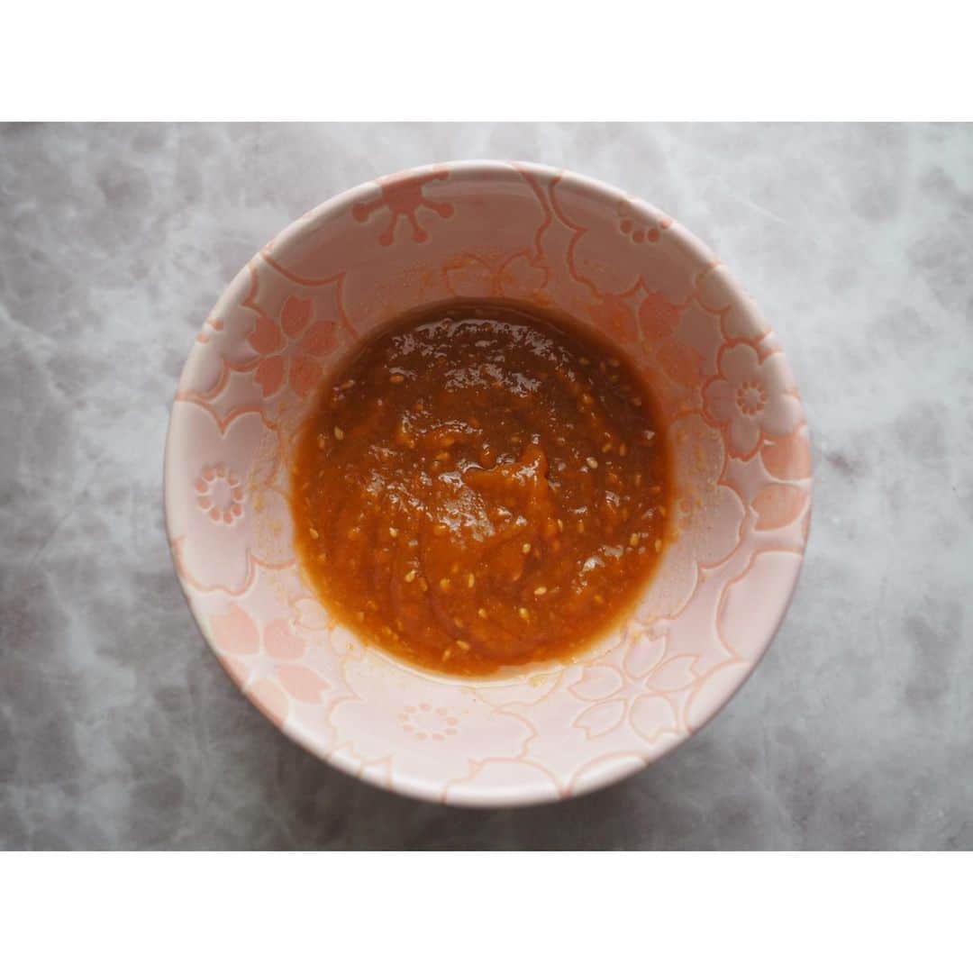 高木沙織さんのインスタグラム写真 - (高木沙織Instagram)「いつかのおにぎり🍙 * 味噌に砂糖、みりん、生姜、いりごまを混ぜたタレを作り、刻んだ大葉と一緒にご飯に混ぜて焼きました。 * 片面に大葉を一枚。 * これ本当にオススメ。 * #おにぎり #おにぎりレシピ  #おにぎり🍙  #おにぎり部  #🍙 #味噌おにぎり #おうちごはん  #おうちじかん #和食 #cooking  #foodstagram」5月21日 18時15分 - saori_takagi