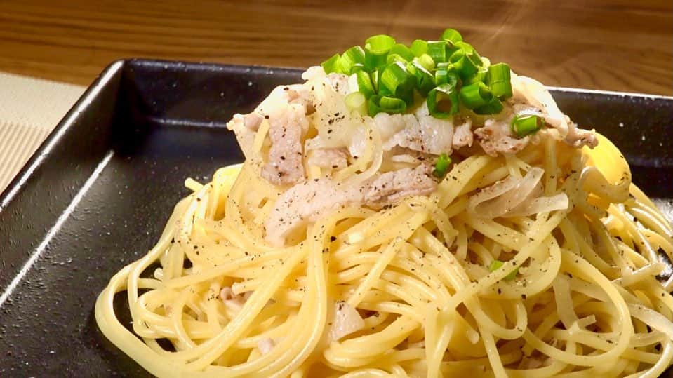 馬場裕之のインスタグラム：「生姜焼き×パスタ😋 食べたらぽっかぽか☺️  YouTube「馬場ごはん」 にてご視聴くださいー😸 . ▷ @hiro88 ◁ ⇧⇧⇧⇧⇧⇧⇧ こちらをクリック😻 『材料』 パスタ100g（お好みの麺で） 豚バラスライス肉60g 玉ねぎ1/4個 生姜20g 小ネギ適量（無くてもok） 白だし大さじ1 黒胡椒少々  #新しい日常  #一緒にやってみよう #おうちごはん  #吉本自宅劇場  #馬場ごはん #簡単 #生姜 #パスタ」