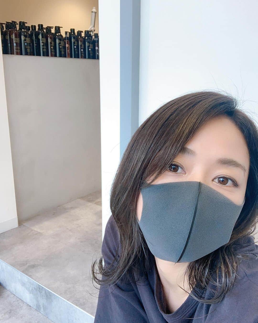 のインスタグラム：「A/E/R♥ 髪爆発モードだったのでメンテナンスー！！ AERは店内もこだわっててオシャレで、いつもと違う角度から撮ってたらどーしても映り込んでくる人ー(˙ᵕ​˙ )笑 トーンダウンしてるけど赤みを消してるのですぐ明るめのいい色が出てくるそうです.ˬ. 今は新規さん受け付けてないみたいだけどすでに予約取りにくい美容室になってるからいつも滑り込んでます笑  #梅雨です  #髪のメンテナンス大事ですね   #髪伸ばします」
