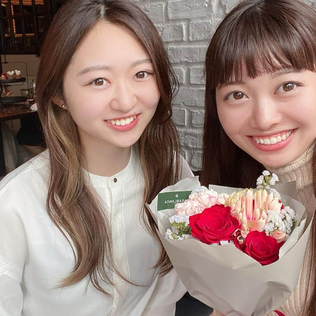 日達舞さんのインスタグラム写真 - (日達舞Instagram)「. レナがお誕生日祝いに可愛いプレートと 💐をくれました。アゲ  #マーサーブランチ  #マーサーブランチ銀座 #アフタヌーンティー #銀座カフェ」5月21日 18時43分 - creamy_maii