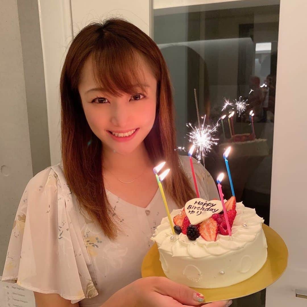葵ゆりかのインスタグラム：「歳をとるのは嬉しくないけど 大好きなみんなにお祝いしてもらえて幸せ💕 心からありがとう😊❤️  #birthday #birthdaycake #誕生日　#ありがとう　#friends #love」