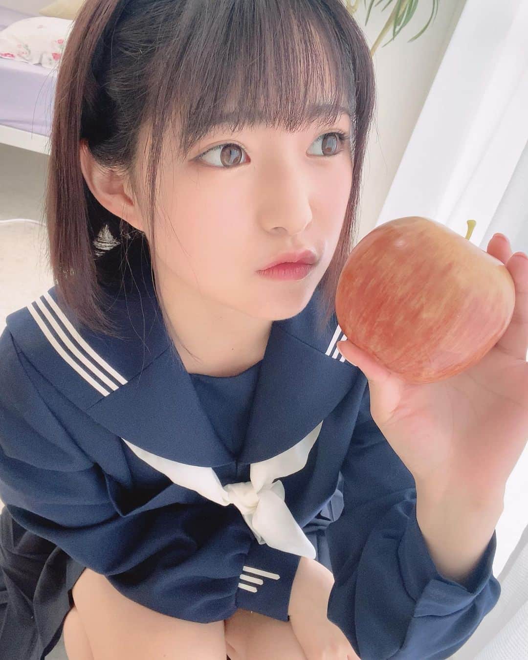 渚みつきさんのインスタグラム写真 - (渚みつきInstagram)「リンゴだいすきなのだァ × × #なぎみつ #に #リンゴ #🍎  #毒林檎 #あーげるっ」5月21日 18時55分 - __nagisa_mitsuki__