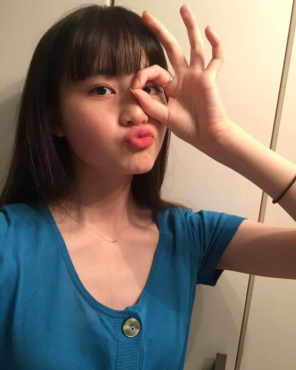 丸本凛のインスタグラム：「今週もお疲れさまでした〜！🌼 長いようで短い一週間でしたっ そういえば、、写真部に加えテニス部にも入りました笑 楽しむのが1番✌ #photooftheday#instagood#tennis🎾#16歳#人生において#初めての#部活#テニス部 #写真部#高校生」