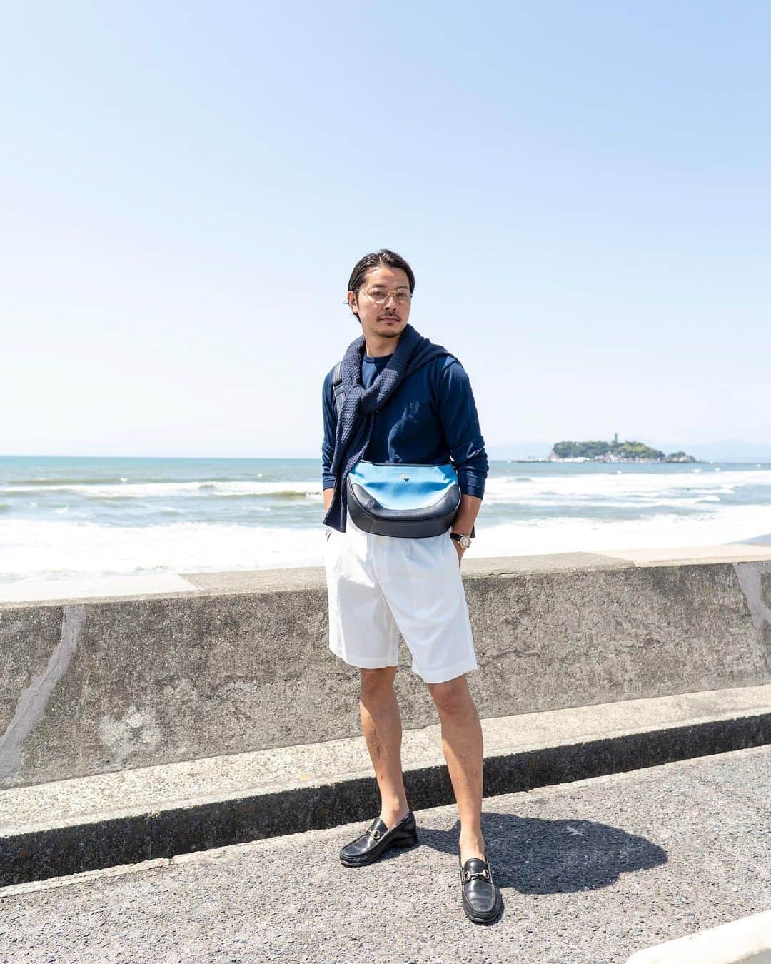 高田朋佳のインスタグラム：「By the sea bleeze.  ———————————————————————— #colonyclothing #numberm #vandori #pellemorbida #stylewithcolonyclothing #luxuryresort #luxuryresortwear  #dressstyle #elegantstyle #modernclassicstyle #newclassicstyle #fashion #mensfashion #mensdressstyle #suitsstyle #dapperstyle #takadachannel」