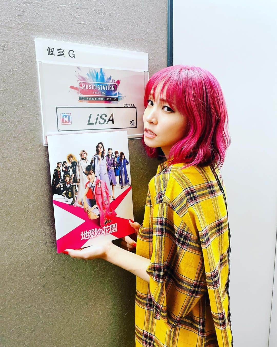 LiSAさんのインスタグラム写真 - (LiSAInstagram)「この後20時から　#Mステ　様🎤 #地獄の花園　公開日ということで、芽郁さんが応援に来てくれます🥀 ドキドキする💥リモコンで応援してください📺  RT 今夜8時からはMステ2時間SP🎵 デビュー10周年LiSAが、B’z 松本孝弘とのタッグ曲「Another Great Day!!」💥永野芽郁もスタジオ初登場✨ ＃Mステ ＃LiSA」5月21日 19時11分 - xlisa_olivex