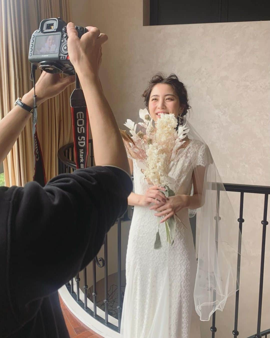 石川恋さんのインスタグラム写真 - (石川恋Instagram)「#WeddingDress 💍 #CanCam 7月号、本日発売です！ 新しい日常での"New Normal Wedding"👰‍♀️💐 ぜひ参考にしてみてください✨  久しぶりにウェディングドレスを着ました！ ここ数年友達の結婚式に参列する機会も増えてきて みんなの幸せそうな顔や素敵なドレスを見たり こうして撮影で着る度に、 いつか自分が結婚式をするとしたら どんなデザインがいいかな〜和装もいいな〜🥰 とか、いろいろと妄想が膨みます。笑 今回着たドレスもとっても可愛かったな💜」5月21日 19時24分 - ren_ishikawa