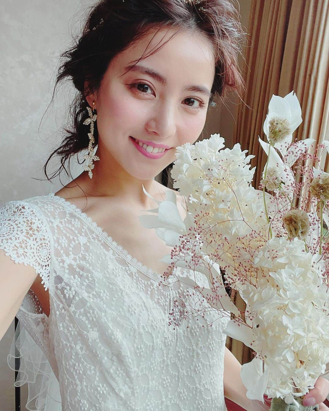 石川恋さんのインスタグラム写真 - (石川恋Instagram)「#WeddingDress 💍 #CanCam 7月号、本日発売です！ 新しい日常での"New Normal Wedding"👰‍♀️💐 ぜひ参考にしてみてください✨  久しぶりにウェディングドレスを着ました！ ここ数年友達の結婚式に参列する機会も増えてきて みんなの幸せそうな顔や素敵なドレスを見たり こうして撮影で着る度に、 いつか自分が結婚式をするとしたら どんなデザインがいいかな〜和装もいいな〜🥰 とか、いろいろと妄想が膨みます。笑 今回着たドレスもとっても可愛かったな💜」5月21日 19時24分 - ren_ishikawa