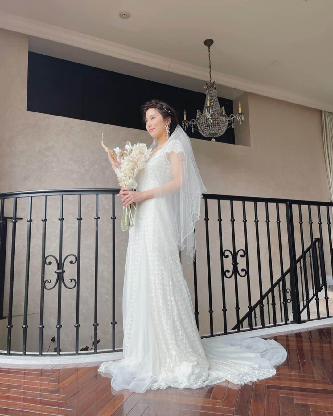 石川恋さんのインスタグラム写真 - (石川恋Instagram)「#WeddingDress 💍 #CanCam 7月号、本日発売です！ 新しい日常での"New Normal Wedding"👰‍♀️💐 ぜひ参考にしてみてください✨  久しぶりにウェディングドレスを着ました！ ここ数年友達の結婚式に参列する機会も増えてきて みんなの幸せそうな顔や素敵なドレスを見たり こうして撮影で着る度に、 いつか自分が結婚式をするとしたら どんなデザインがいいかな〜和装もいいな〜🥰 とか、いろいろと妄想が膨みます。笑 今回着たドレスもとっても可愛かったな💜」5月21日 19時24分 - ren_ishikawa