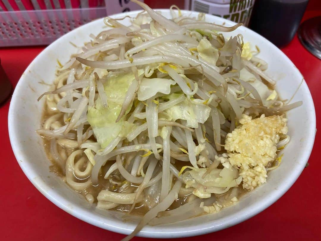 じろうさんのインスタグラム写真 - (じろうInstagram)「一夜限りの仙台での食事。どっちを取るか決められずラーメン二郎ととんかつをハシゴしたら腹が死亡しました。動けません。 2年前のモノクロ仙台の時も並びがえぐくて諦めた二郎仙台店。この機会を逃すともう食べるチャンスはないだろう、と開店15分前に行ったら既に30人の並び。1時間後に食べ終わって店出たら60人くらい並んでた。これは歌にしない訳にはいきませんね。 岩松は2年振り。初めてヒレカツ頼んだらカツにカニカマ入ってた。 斬新。 2店とも美味しかったです。 ただ、ラーメン二郎ととんかつのハシゴは二度としません。良い経験になりました。 明日の昼のNHK、東北地方限定放送らしいので東北の皆さん見てね。」5月21日 19時27分 - sissonne_jiro