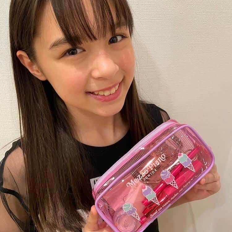 のインスタグラム：「6月号のふろくは、メゾ ピアノ ジュニアのクリアペンケース🎀 今月もプチモのふろくの使い方を紹介していくよ☺️🌼 ハルハはお化粧ポーチとして使ってるみたい😉 たくさん入るからうれしいよね🥳 . .  メゾ ピアノ ジュニアのペンケース！ ハルハは化粧ポーチ💄として使ってるよ☺️💕中に何が入ってるか分かりやすい！ピンクとパープルのミックスがめちゃくちゃ萌え〜🎀かわいすぎる💗 . . .  #ニコプチ #ニコプチふろく #プチモのふろくの使い方  #ニコプチふろくのある生活  #mezzopianojunior #メゾピアノジュニア #ふろく #星名ハルハ」