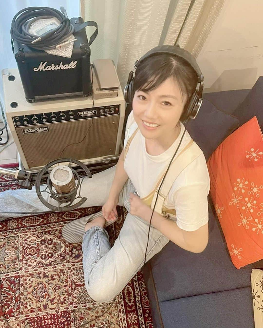 島谷ひとみさんのインスタグラム写真 - (島谷ひとみInstagram)「近頃はひたすら曲作ってます🎶  とりあえず思いのまま出たメロディを声にしてみる作業です。  出るかなぁ。。。  と、悩みながら声にしてみる。  その時その一瞬の感情に素直になって詞を書いたり。  出てこーい🎶❣️  #曲作り #プリプロ #miscellaneus #島谷製作所 #島谷ひとみ」5月21日 20時09分 - shimatani_hitomi_official