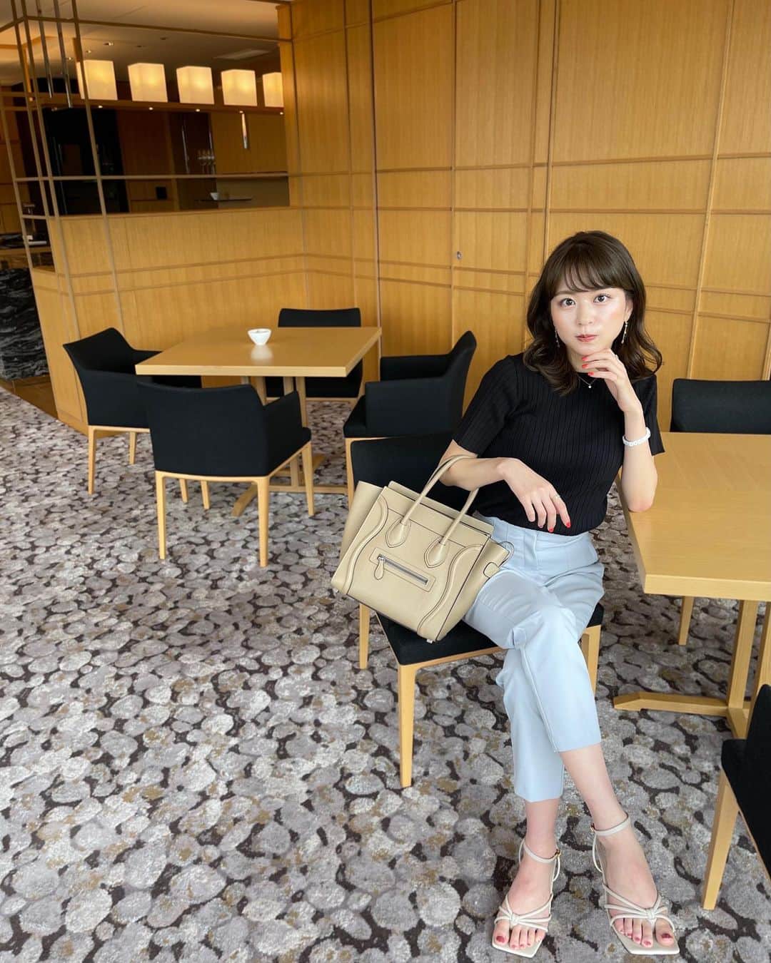 沖田愛加さんのインスタグラム写真 - (沖田愛加Instagram)「妹が私のクローゼットの中のお洋服で コーデを組んでくれた👗 私だったら白のトップスを合わせがちだけど 妹は黒をセレクトしてた😮✨ . 👕#milaowen 👖#zara 👡#milaowen 👜#celine . . #シンプルコーデ #黒トップス」5月21日 20時09分 - okita_aika