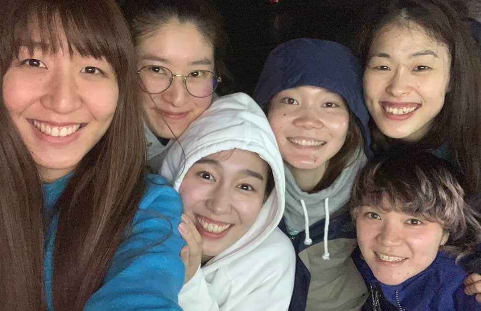 宮崎早織さんのインスタグラム写真 - (宮崎早織Instagram)「寂しいですね、、、、 ﻿ ﻿ 天然のりとさんと﻿ うざい天然のあーすさんと﻿ すぐ転ぶににさん。笑﻿ ﻿ おもろい3人だったなあ〜。笑﻿ チーム帰ったら3人ともいないのかあ﻿ 寂しいなあ。﻿ ﻿ ににさんの部屋ノックせず勝手に入るの﻿ もーできなくなるんかあ🤣🤣🤣﻿ ﻿ りとさん今日夜ご飯食べよーって﻿ 美味しいご飯作れてもらえなくなるの﻿ 寂しいなあ。🥺✨﻿ ﻿ ﻿ 手でか！！！！って無駄絡みできなるの﻿ 悲しいねあーすさん。笑﻿ ﻿ 大好きな人たちが選んだ人生なので﻿ ずっとずっと応援してます😊✨﻿ 七年間ありがとう。﻿ ﻿ ﻿ ﻿」5月21日 20時04分 - egaooo32
