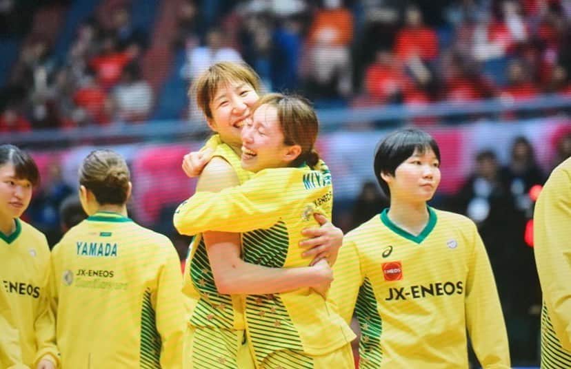 宮崎早織さんのインスタグラム写真 - (宮崎早織Instagram)「寂しいですね、、、、 ﻿ ﻿ 天然のりとさんと﻿ うざい天然のあーすさんと﻿ すぐ転ぶににさん。笑﻿ ﻿ おもろい3人だったなあ〜。笑﻿ チーム帰ったら3人ともいないのかあ﻿ 寂しいなあ。﻿ ﻿ ににさんの部屋ノックせず勝手に入るの﻿ もーできなくなるんかあ🤣🤣🤣﻿ ﻿ りとさん今日夜ご飯食べよーって﻿ 美味しいご飯作れてもらえなくなるの﻿ 寂しいなあ。🥺✨﻿ ﻿ ﻿ 手でか！！！！って無駄絡みできなるの﻿ 悲しいねあーすさん。笑﻿ ﻿ 大好きな人たちが選んだ人生なので﻿ ずっとずっと応援してます😊✨﻿ 七年間ありがとう。﻿ ﻿ ﻿ ﻿」5月21日 20時04分 - egaooo32