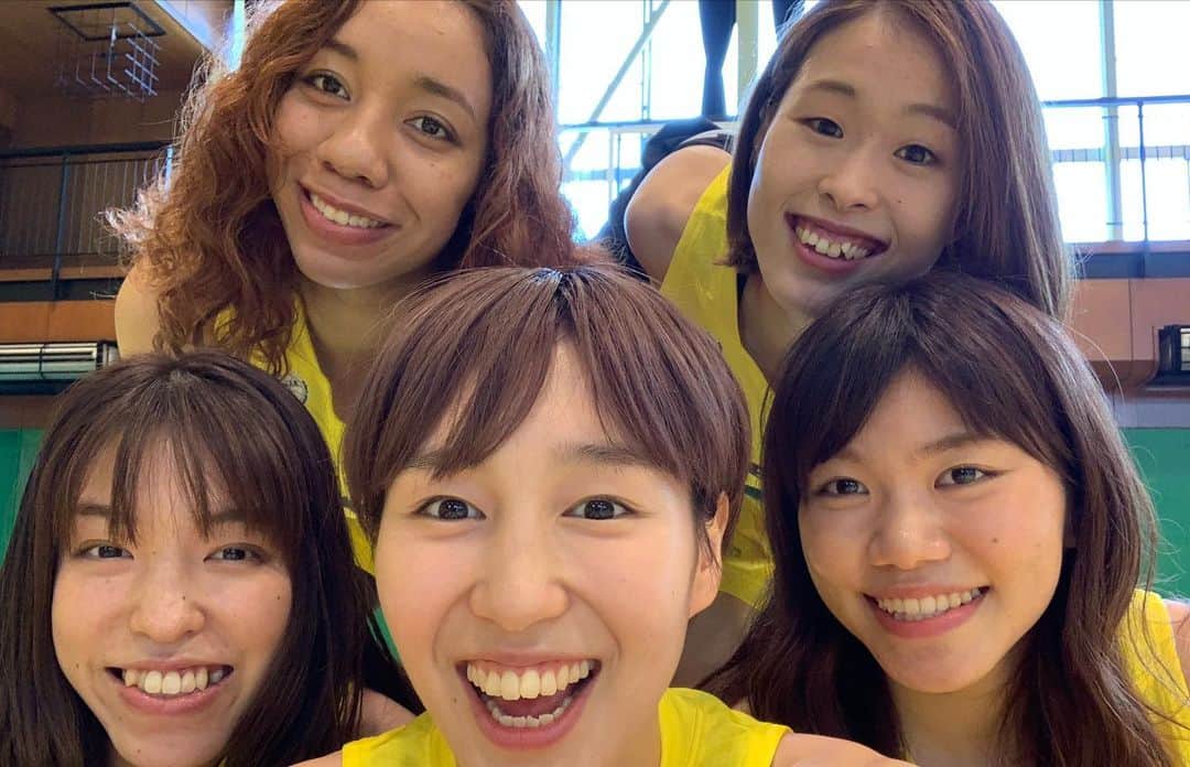 宮崎早織さんのインスタグラム写真 - (宮崎早織Instagram)「寂しいですね、、、、 ﻿ ﻿ 天然のりとさんと﻿ うざい天然のあーすさんと﻿ すぐ転ぶににさん。笑﻿ ﻿ おもろい3人だったなあ〜。笑﻿ チーム帰ったら3人ともいないのかあ﻿ 寂しいなあ。﻿ ﻿ ににさんの部屋ノックせず勝手に入るの﻿ もーできなくなるんかあ🤣🤣🤣﻿ ﻿ りとさん今日夜ご飯食べよーって﻿ 美味しいご飯作れてもらえなくなるの﻿ 寂しいなあ。🥺✨﻿ ﻿ ﻿ 手でか！！！！って無駄絡みできなるの﻿ 悲しいねあーすさん。笑﻿ ﻿ 大好きな人たちが選んだ人生なので﻿ ずっとずっと応援してます😊✨﻿ 七年間ありがとう。﻿ ﻿ ﻿ ﻿」5月21日 20時04分 - egaooo32