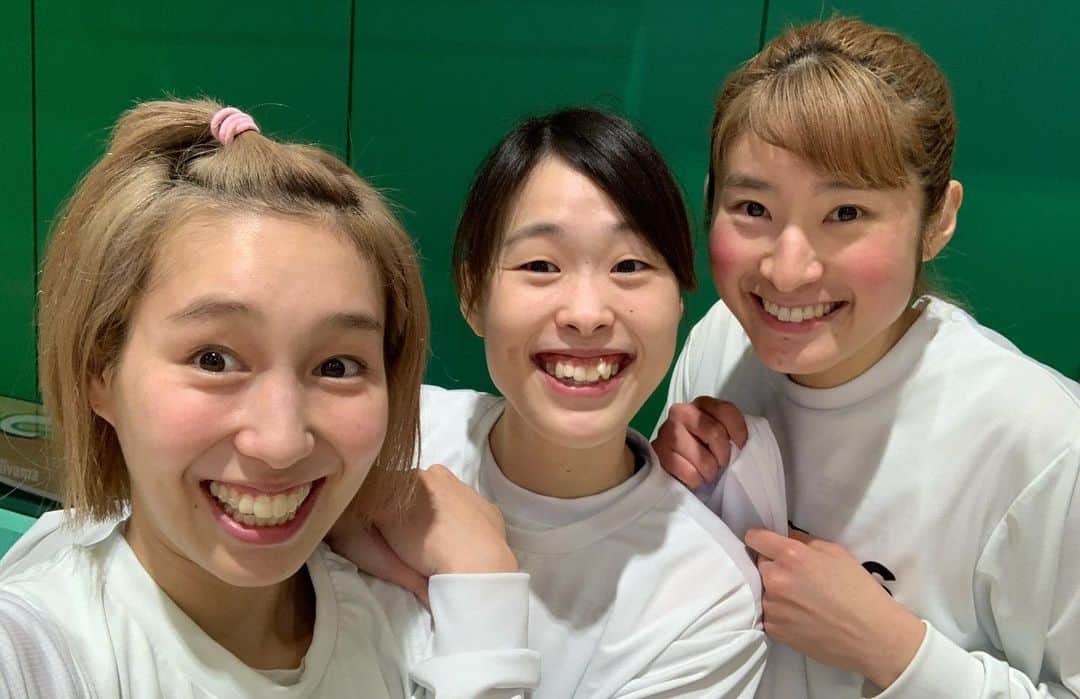 宮崎早織さんのインスタグラム写真 - (宮崎早織Instagram)「寂しいですね、、、、 ﻿ ﻿ 天然のりとさんと﻿ うざい天然のあーすさんと﻿ すぐ転ぶににさん。笑﻿ ﻿ おもろい3人だったなあ〜。笑﻿ チーム帰ったら3人ともいないのかあ﻿ 寂しいなあ。﻿ ﻿ ににさんの部屋ノックせず勝手に入るの﻿ もーできなくなるんかあ🤣🤣🤣﻿ ﻿ りとさん今日夜ご飯食べよーって﻿ 美味しいご飯作れてもらえなくなるの﻿ 寂しいなあ。🥺✨﻿ ﻿ ﻿ 手でか！！！！って無駄絡みできなるの﻿ 悲しいねあーすさん。笑﻿ ﻿ 大好きな人たちが選んだ人生なので﻿ ずっとずっと応援してます😊✨﻿ 七年間ありがとう。﻿ ﻿ ﻿ ﻿」5月21日 20時04分 - egaooo32
