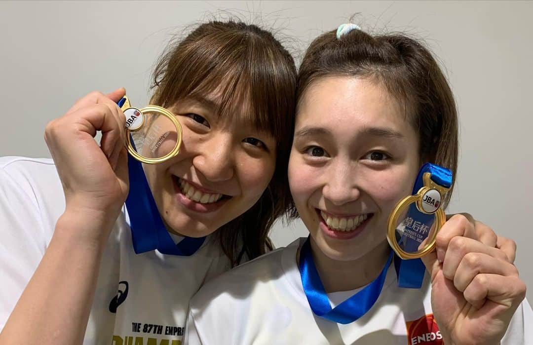 宮崎早織さんのインスタグラム写真 - (宮崎早織Instagram)「寂しいですね、、、、 ﻿ ﻿ 天然のりとさんと﻿ うざい天然のあーすさんと﻿ すぐ転ぶににさん。笑﻿ ﻿ おもろい3人だったなあ〜。笑﻿ チーム帰ったら3人ともいないのかあ﻿ 寂しいなあ。﻿ ﻿ ににさんの部屋ノックせず勝手に入るの﻿ もーできなくなるんかあ🤣🤣🤣﻿ ﻿ りとさん今日夜ご飯食べよーって﻿ 美味しいご飯作れてもらえなくなるの﻿ 寂しいなあ。🥺✨﻿ ﻿ ﻿ 手でか！！！！って無駄絡みできなるの﻿ 悲しいねあーすさん。笑﻿ ﻿ 大好きな人たちが選んだ人生なので﻿ ずっとずっと応援してます😊✨﻿ 七年間ありがとう。﻿ ﻿ ﻿ ﻿」5月21日 20時04分 - egaooo32