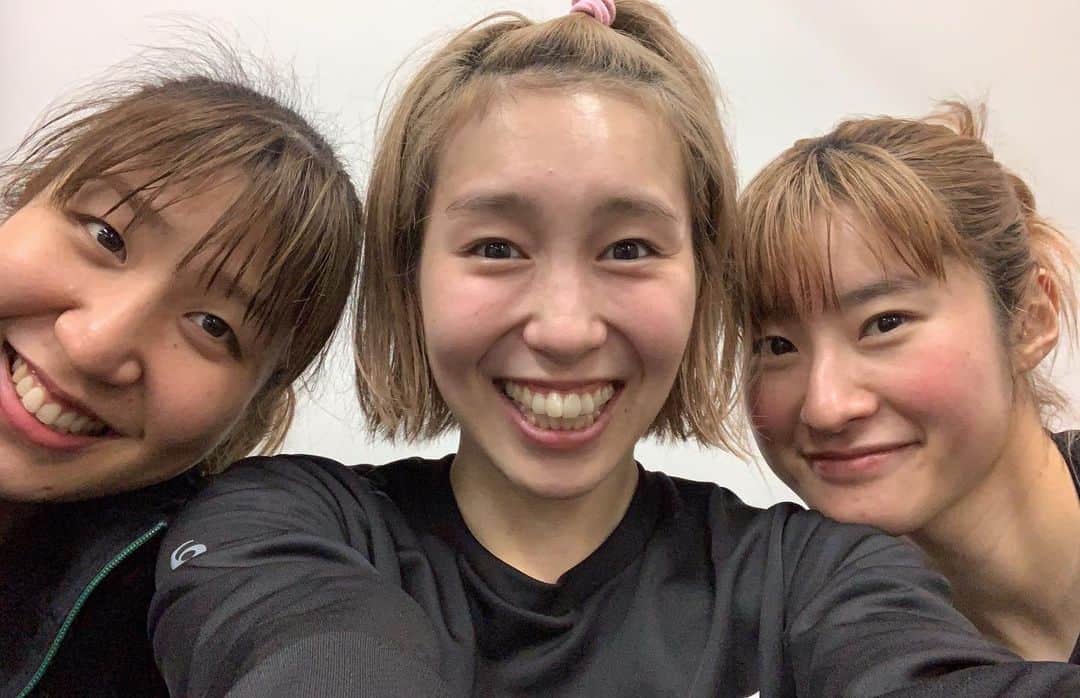 宮崎早織さんのインスタグラム写真 - (宮崎早織Instagram)「寂しいですね、、、、 ﻿ ﻿ 天然のりとさんと﻿ うざい天然のあーすさんと﻿ すぐ転ぶににさん。笑﻿ ﻿ おもろい3人だったなあ〜。笑﻿ チーム帰ったら3人ともいないのかあ﻿ 寂しいなあ。﻿ ﻿ ににさんの部屋ノックせず勝手に入るの﻿ もーできなくなるんかあ🤣🤣🤣﻿ ﻿ りとさん今日夜ご飯食べよーって﻿ 美味しいご飯作れてもらえなくなるの﻿ 寂しいなあ。🥺✨﻿ ﻿ ﻿ 手でか！！！！って無駄絡みできなるの﻿ 悲しいねあーすさん。笑﻿ ﻿ 大好きな人たちが選んだ人生なので﻿ ずっとずっと応援してます😊✨﻿ 七年間ありがとう。﻿ ﻿ ﻿ ﻿」5月21日 20時04分 - egaooo32