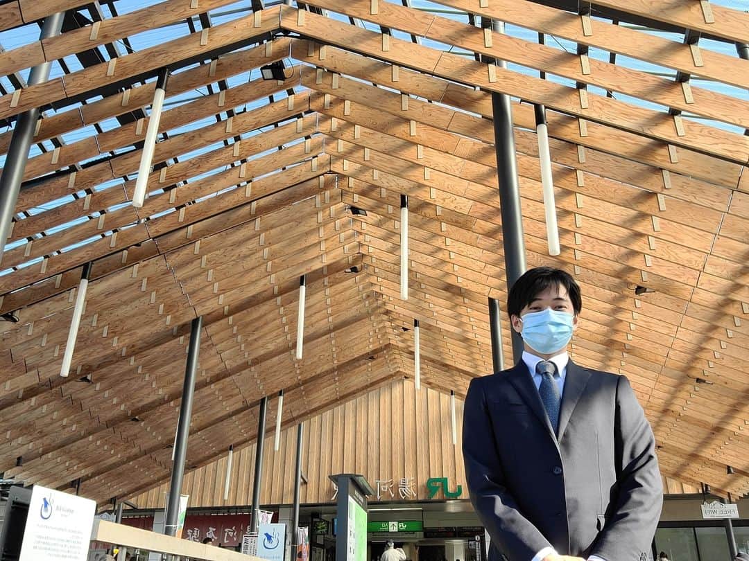 フジテレビアナウンサーのインスタグラム：「德田聡一朗です。  以前取材で、神奈川県にある 湯河原町を訪ねました。  湯河原駅前を通ったとき、 あまりに駅前の広場が素敵だったので つい写真を撮ってしまいました📷  このようにたくさんの木材が使われた 大きな屋根。とてもあたたかみを感じますよね！  この大屋根広場、なんと足湯ならぬ 「手湯」というものが設置されていました♨ 気軽に温泉を楽しめるのは嬉しいですね！  改札を出ると迎えてくれる、大屋根広場。 「温泉街に来た！」という感じがします。 地域の皆さんに愛されているように見えました。  まだ外出がなかなか難しい状況ですが、 コロナが落ち着いたら今度はゆっくり 湯河原を観光したいと思いました。  #湯河原駅 #フジテレビアナウンサー #德田聡一朗 #早起きは三文の德だ」