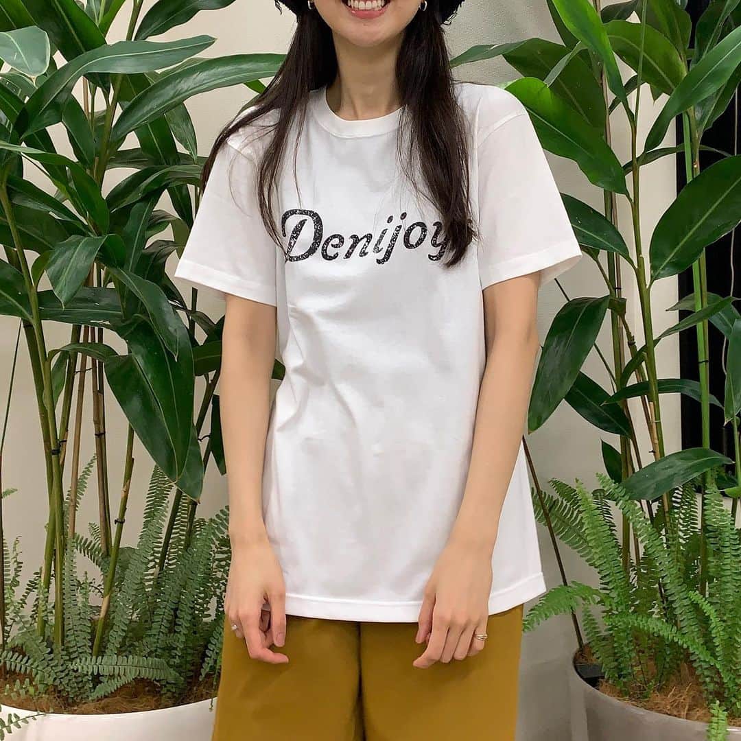 熊井友理奈さんのインスタグラム写真 - (熊井友理奈Instagram)「【お知らせ】  5月21日(金)から 渋谷ミヤシタパークにある DENIS MADE IN TOKYO  @denis_tokyo  @denis_tokyo_fun   店舗にて期間限定でさまざまなアーティストが デザインをしたTシャツが大集合します👕✨  以前お仕事でお世話になった @id_donavonranchdesign さんにお声掛けいただき、 私も参加させていただいてます☺️❣️  私のTシャツはこの写真で着ているものです👕 （ちなみに私はLサイズ着用。） 古着やどんなお洋服にも合いやすいデザインを 作っていただきました！ さりげなく裏側にも名前入りです！嬉しい！！😭  現在は店頭のみの販売ですが、 後日webショップでも販売予定ですので、 またお知らせさせていただきます！  これからの時期にぴったりなTシャツ 是非、着てくださると嬉しいです☀️」5月21日 20時43分 - kumai_yurina